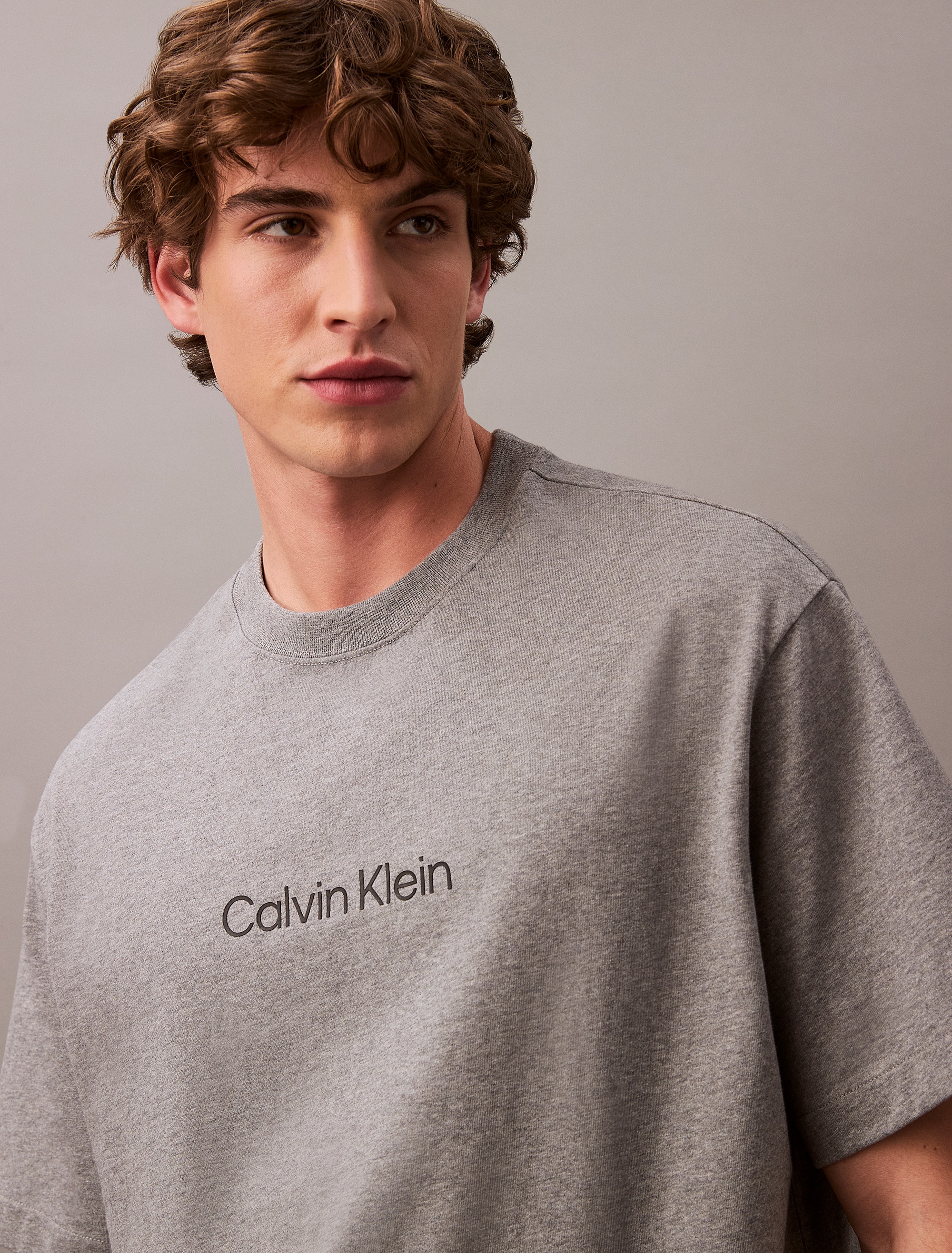 Calvin Klein T-Shirt »SS RLXD STANDARD LOGO CREWNK TEE« Rundhalsausschnitt, relaxed fit