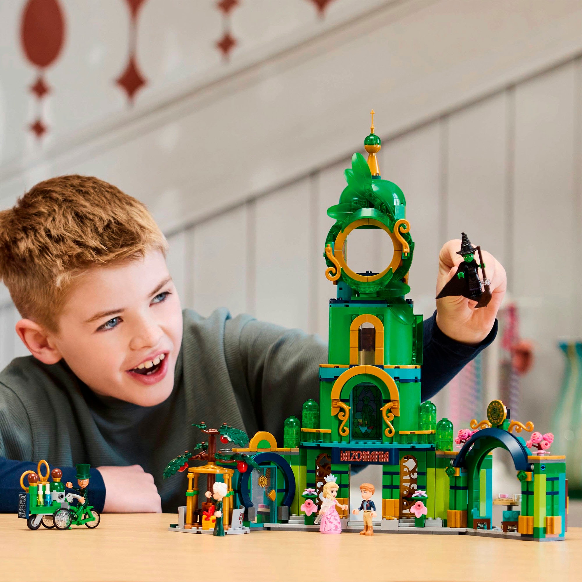 LEGO® Konstruktionsspielsteine »Willkommen in Emerald City (75684), LEGO Wicked«, (945 St.), Made in Europe