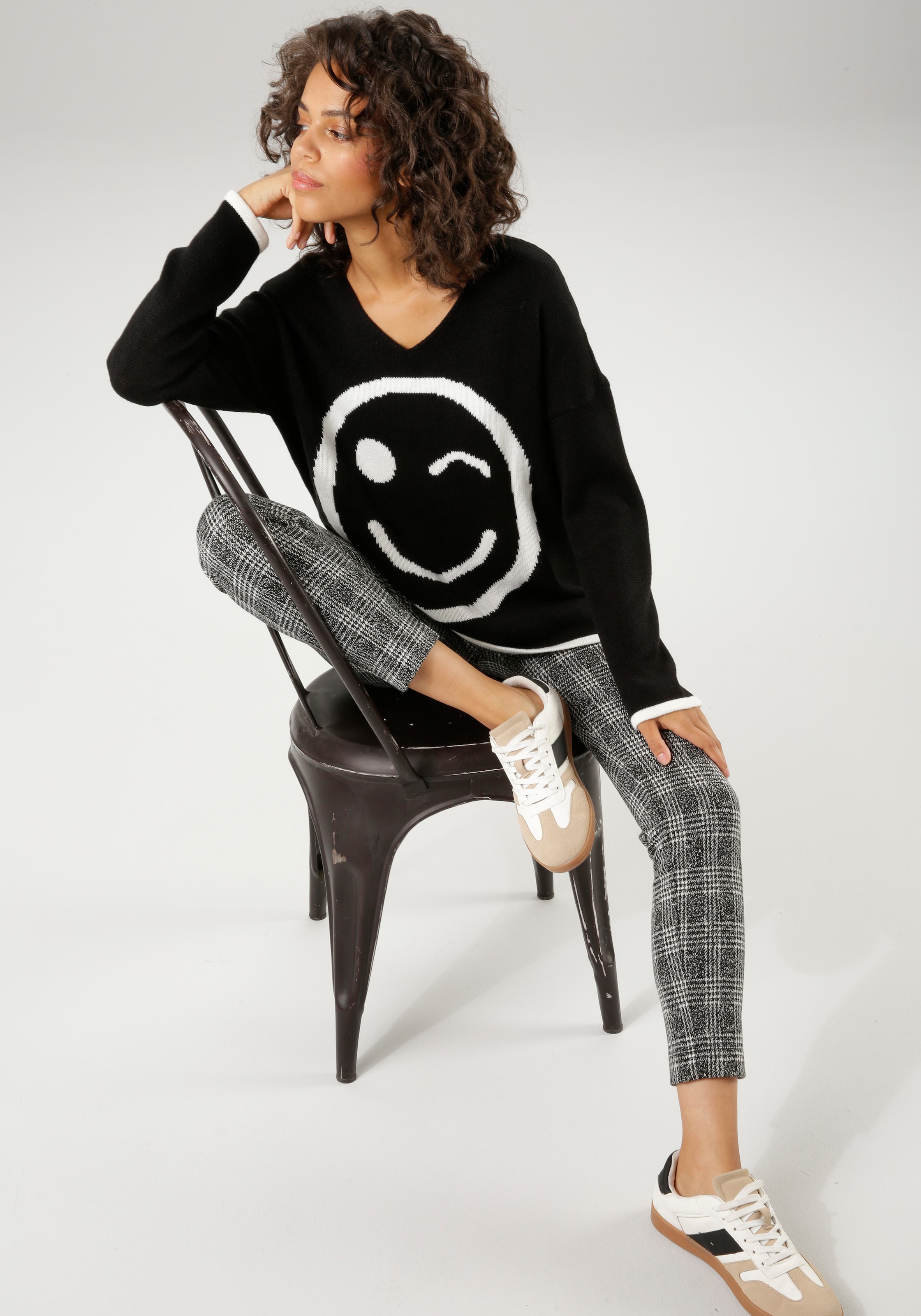 Aniston CASUAL Strickpullover, mit eingestricktem Smiley