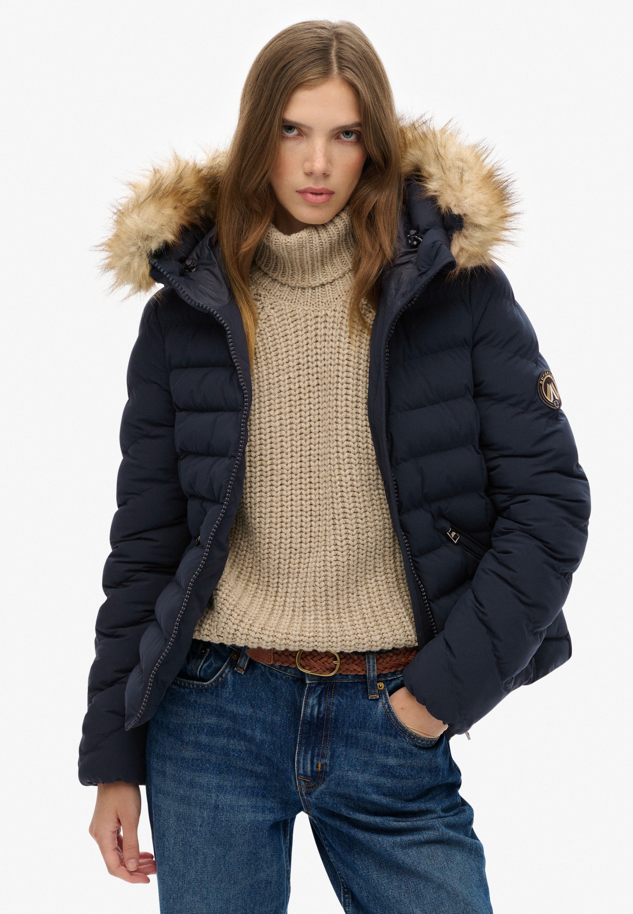 Superdry Steppjacke »FUJI FAUX FUR HOOD PADDED JKT« mit Kapuze mit Markenlabel, Slim Fit, hochschließender Kragen, aus Webmaterial