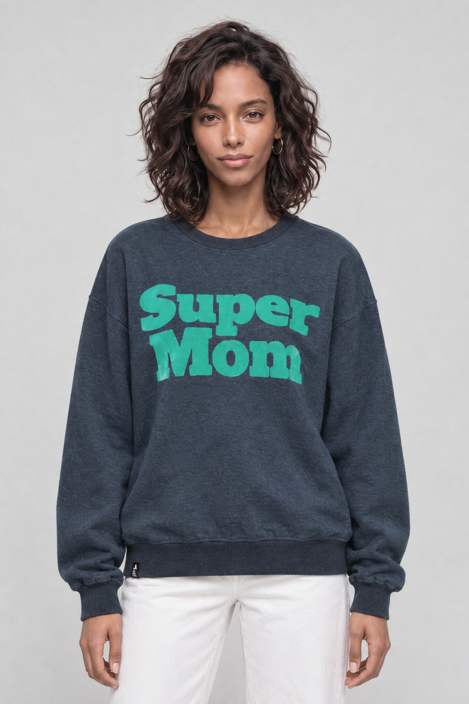 Alife & Kickin Sweatshirt , Zweizeilige Flockdruck-Optik auf der Brust, überschnittene Schultern
