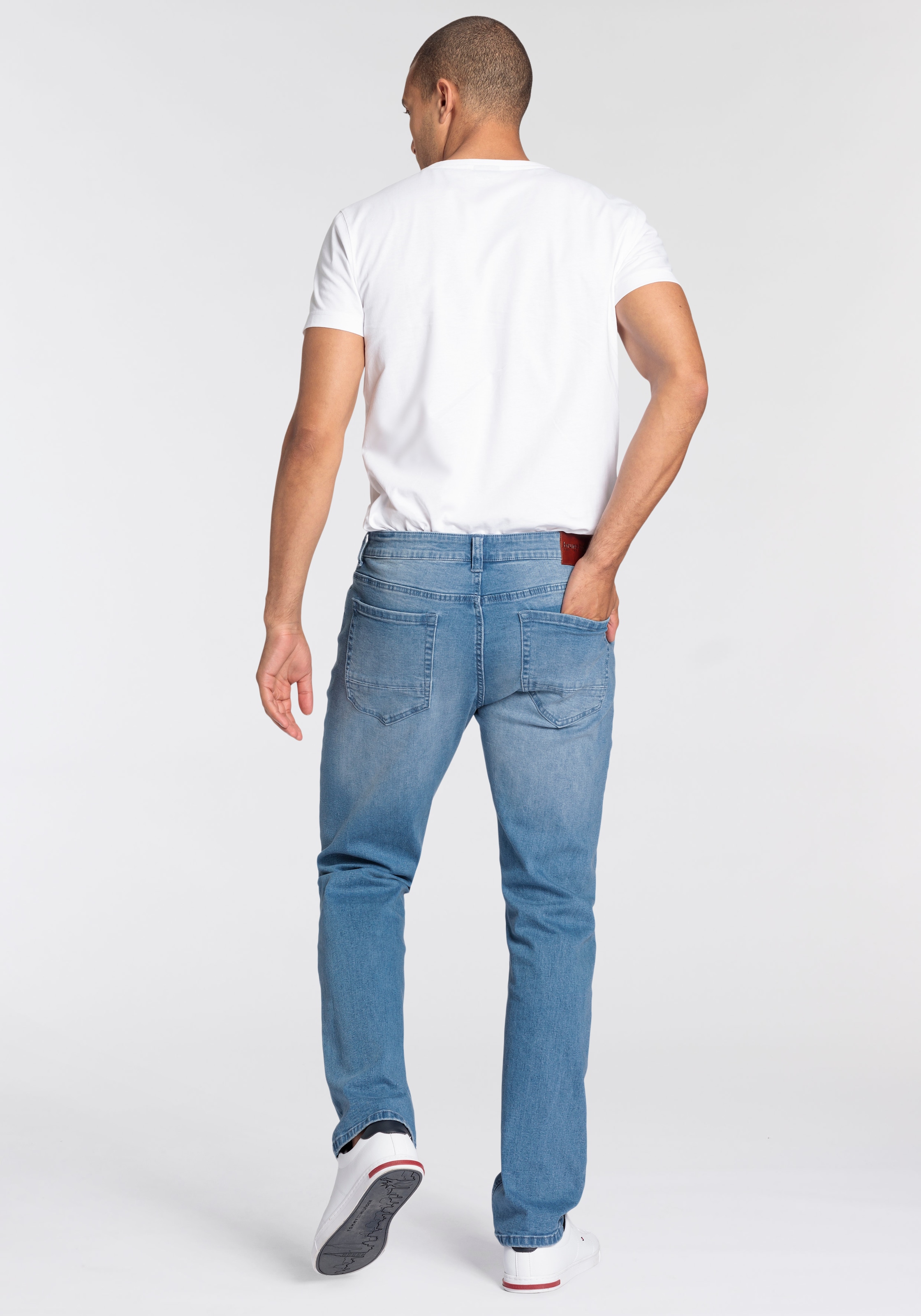 Bruno Banani Straight-Jeans »Hutch«, gerade Beinform, mit Destroyed-Effekten, niedrige Leibhöhe