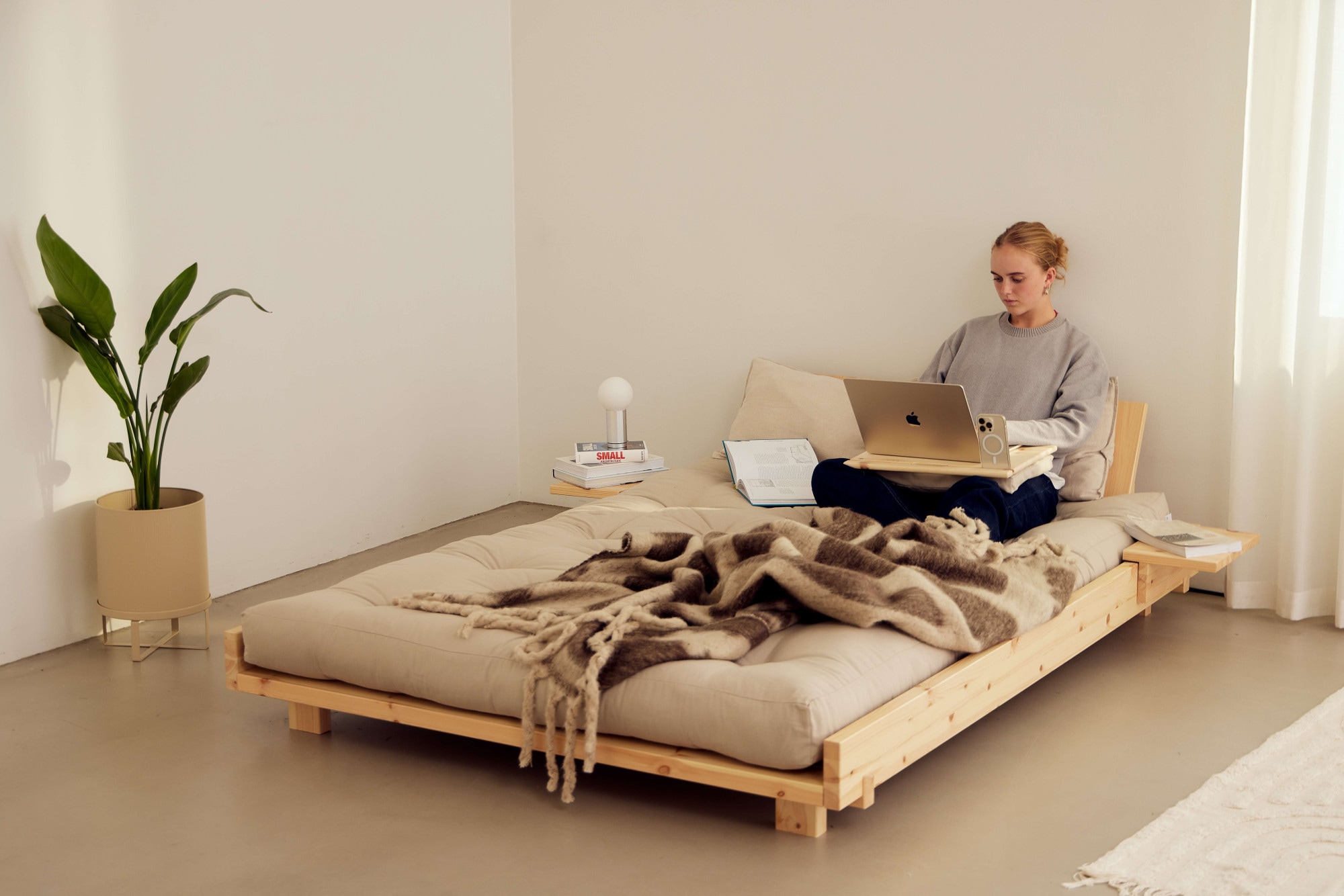 Karup Design Bett »Social Sofa Bed, mit verstellbarem Zubehör, inkl Matratze & Lattenrost«, Bett wahlweise mit 2 oder 4 Rückenlehnen und 2 Ablagen. Mit Matratze