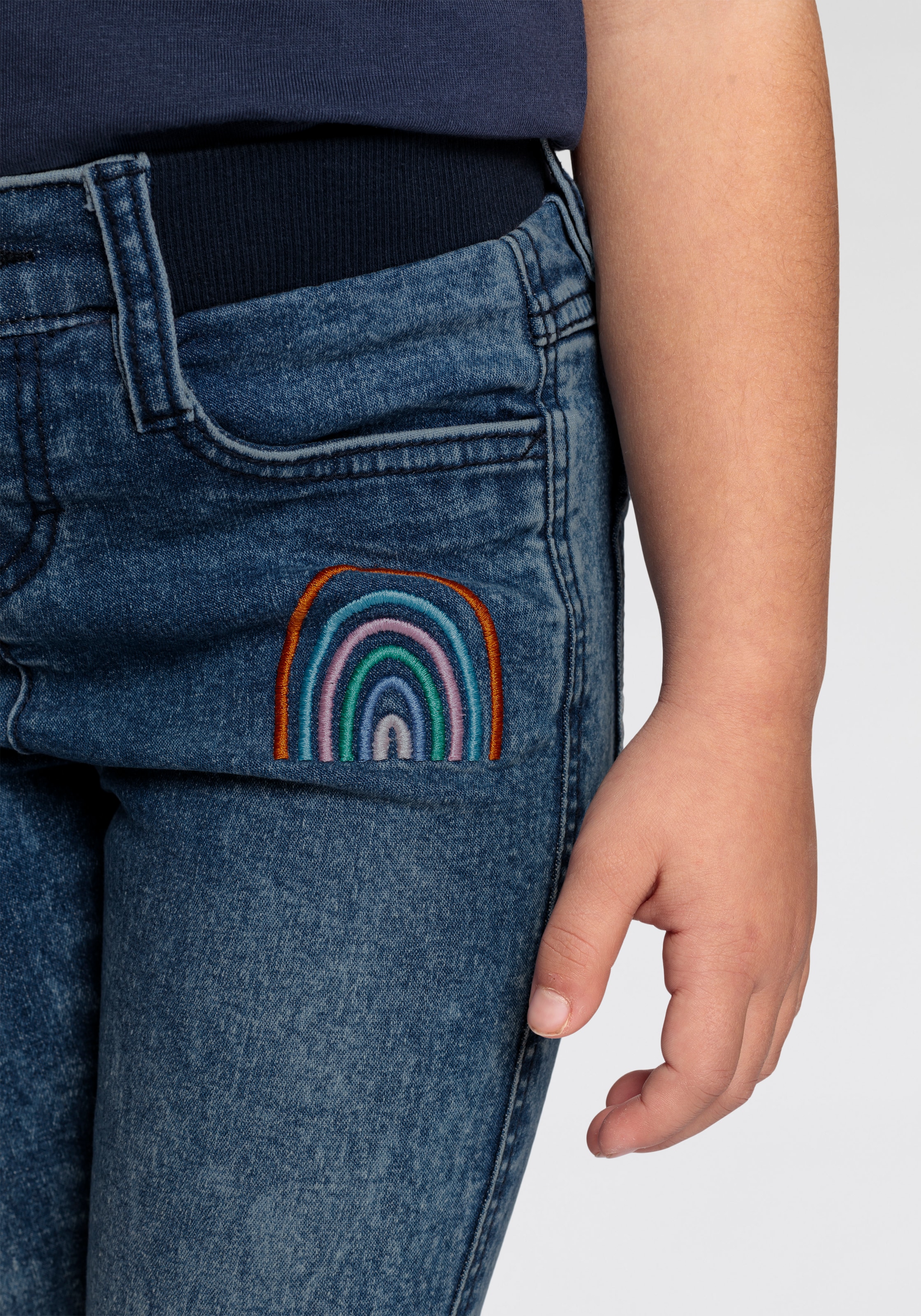 KIDSWORLD Stretch-Jeans », Basic Jeans mit toller Stickerei«, schmale Beinform, mit verstellbarem Gummizug am Bund, lang