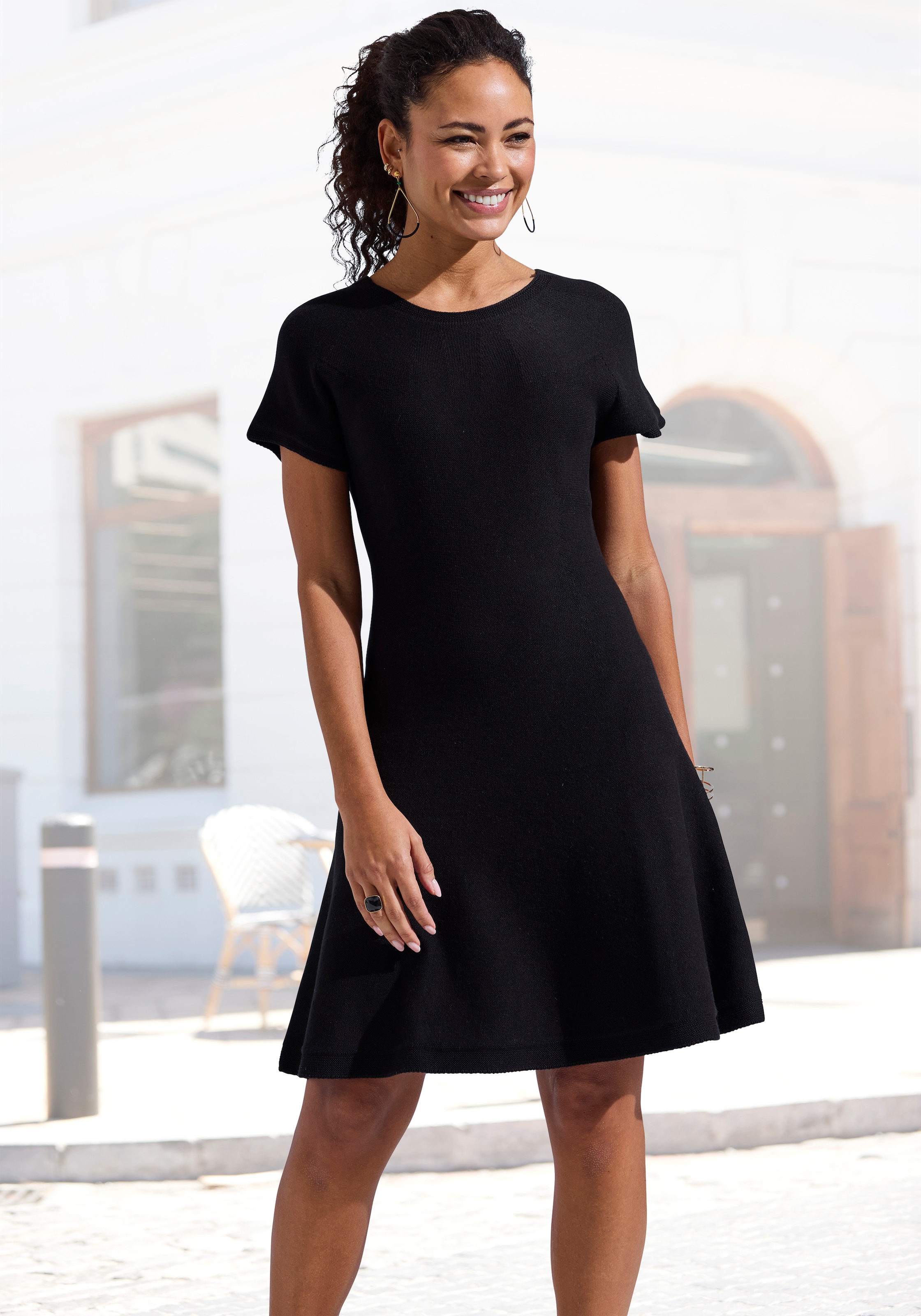 LASCANA Strickkleid »aus hochwertigem Feinstrick, nahtloser Strick, superelastisch« kurzes Kleid ohne störende Nähte, Kleid aus softem Baumwoll-Viskosemix
