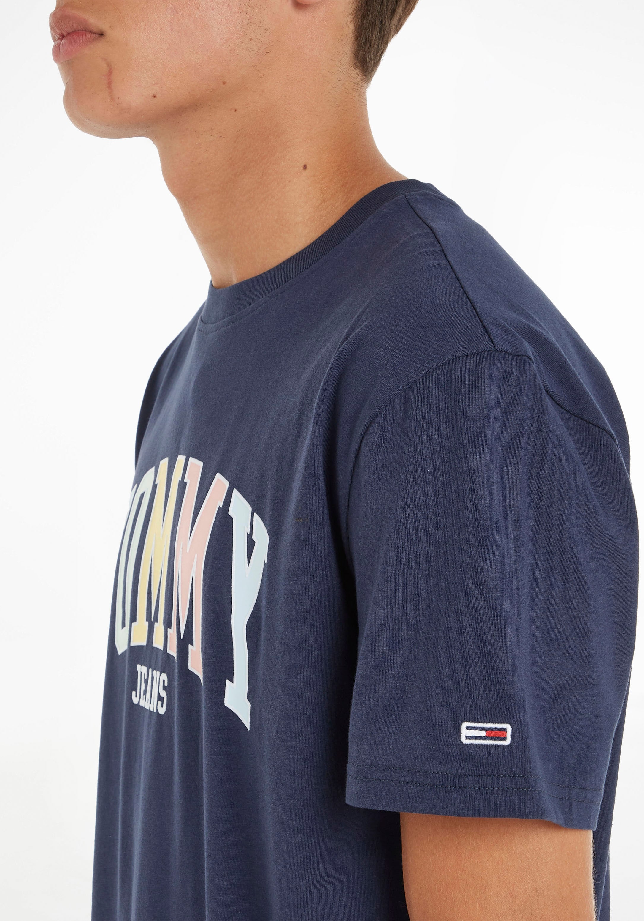 Tommy Jeans T-Shirt »TJM CLSC COLLEGE POP TOMMY TEE«, mit großem Logo-Frontmotiv  bei ♕