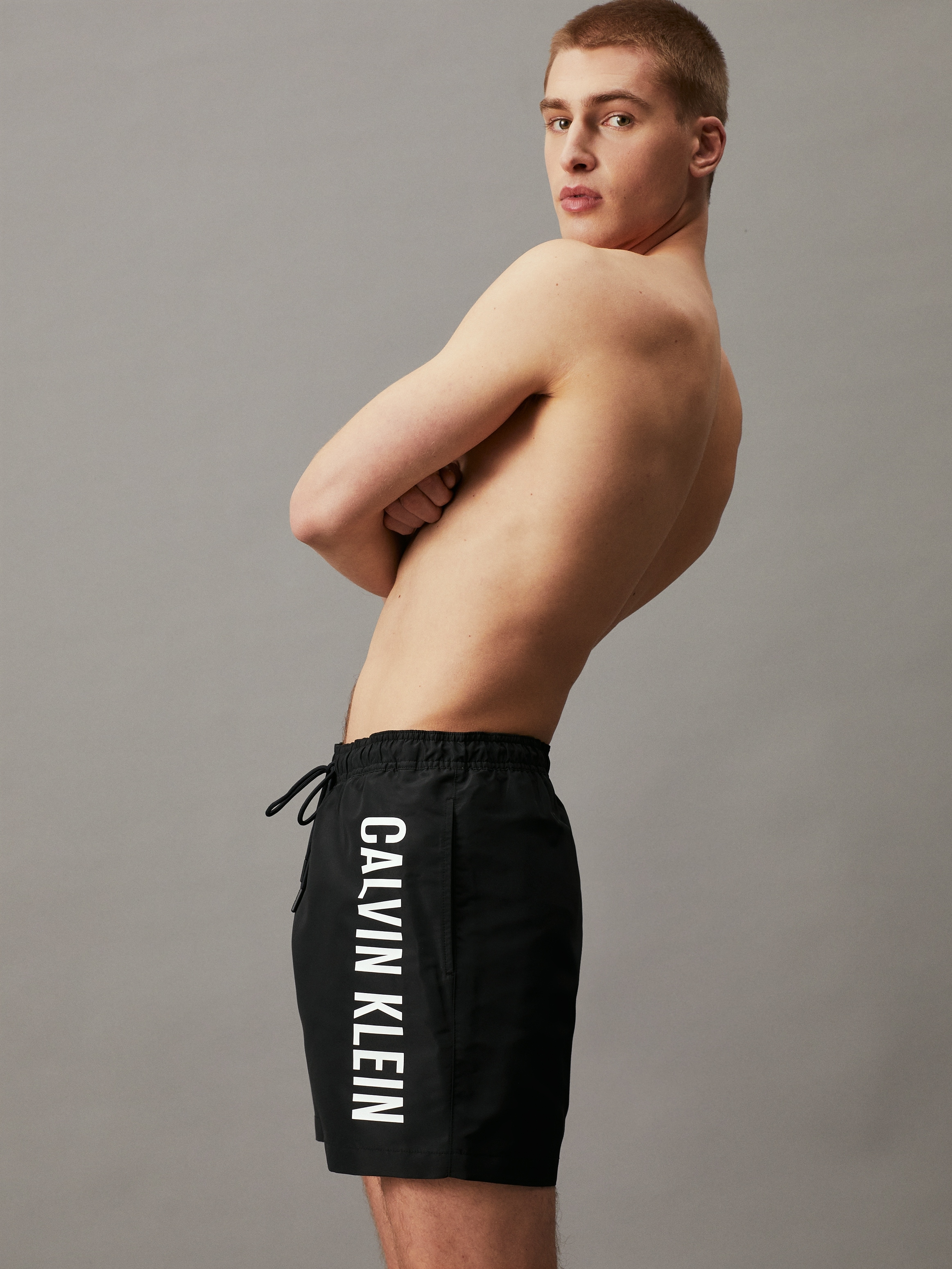 Badeshorts »MEDIUM DRAWSTRING«, mit kontrastfarbenem Logo-Schrifztug am Bein