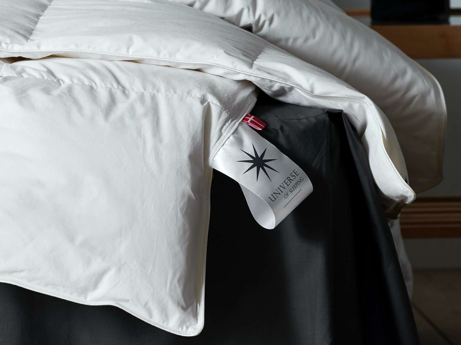 Universe of sleeping Kunstfaserbettdecke »Pegasus, pflegeleicht, Allergikergeeignet, 3 Wärmekl., Made in Denmark«, leicht, Füllung Mischung aus 50% Polyesterfasern & 50% Europäische Feder-Daunenfüllung, (1 St.)