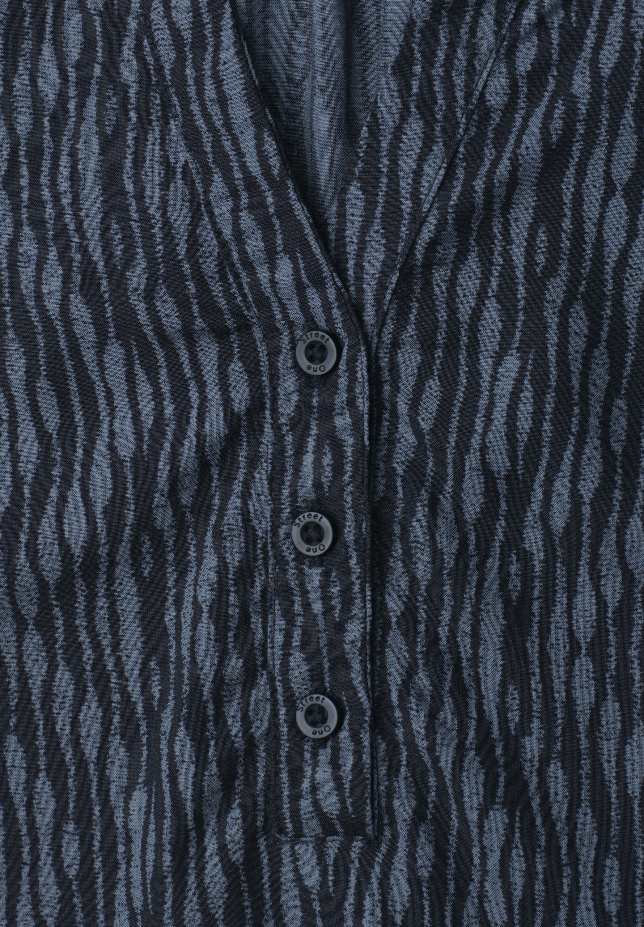 STREET ONE Kurzarmbluse Kurze Sommerbluse mit Allover-Print und Splitneck