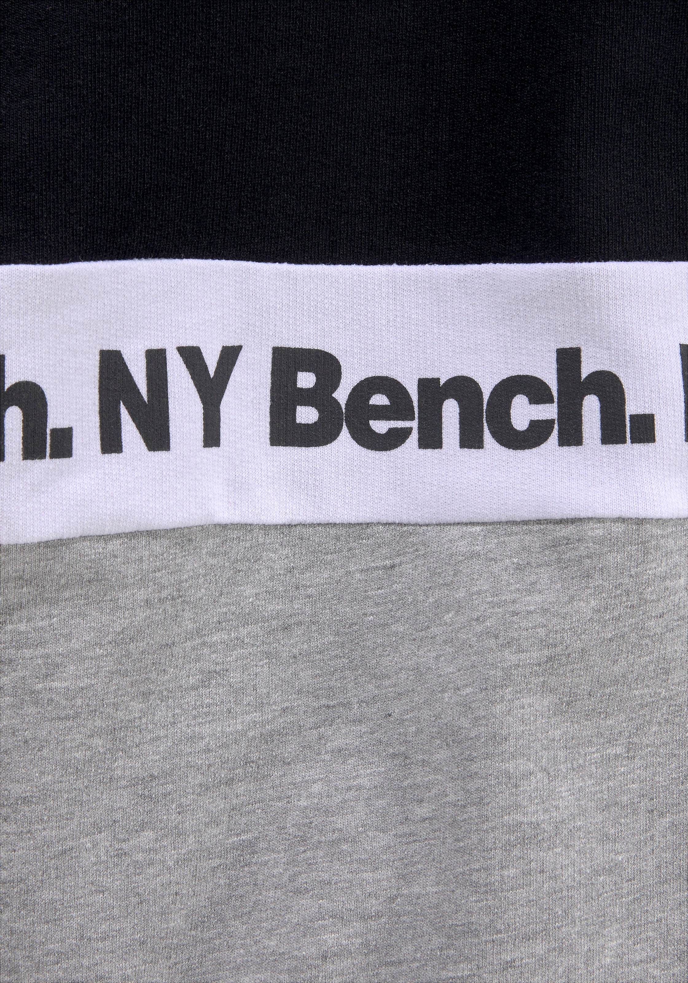 Bench. Kapuzensweatshirt, mit fortlaufendem Logodruck bei ♕ | Sweatshirts