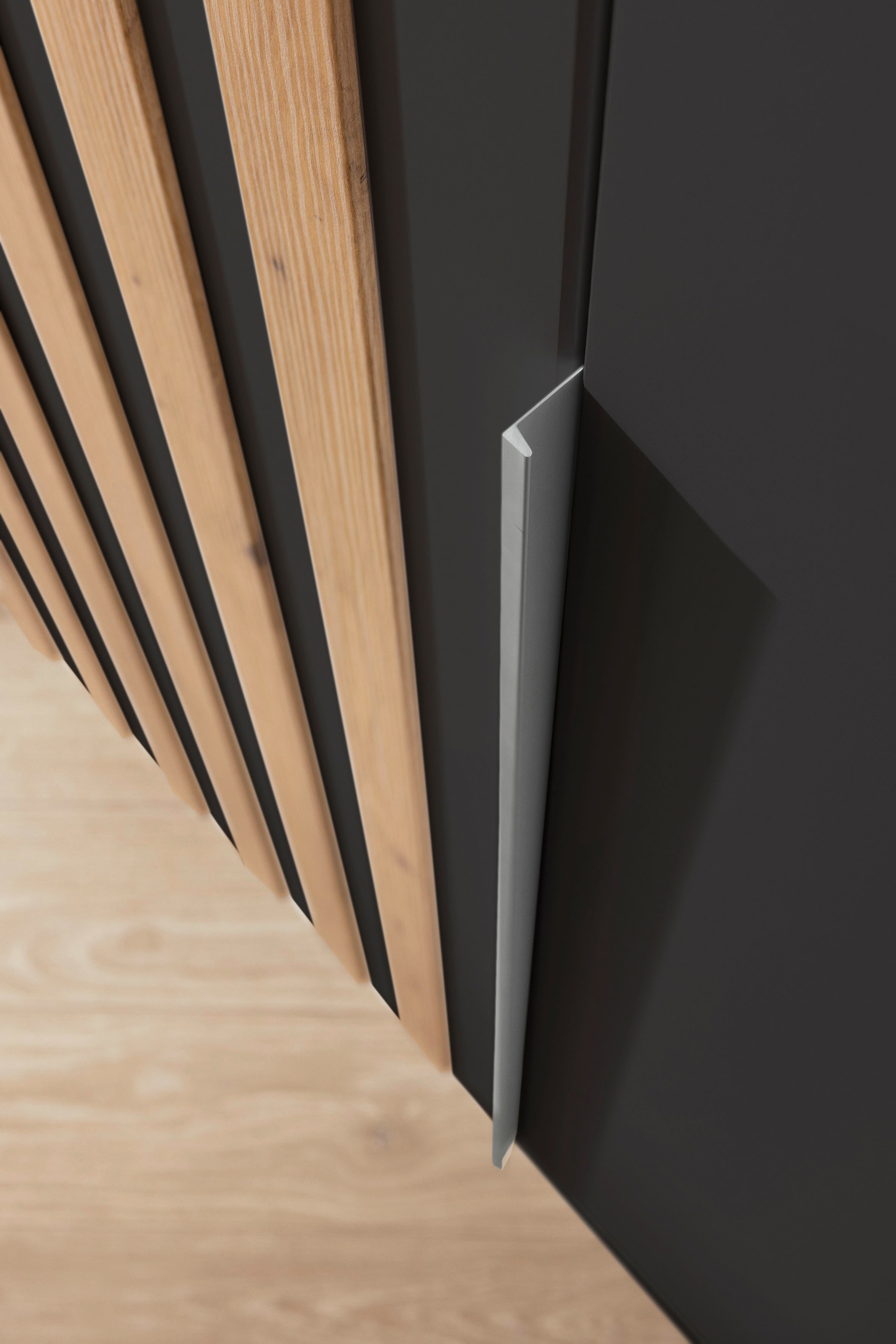 rauch Drehtürenschrank »Kleiderschrank Schrank Garderobe Breiten 181/226/271 cm LAMELLA« 3 verschiedene Ausstattungen BASIC/CLASSIC/PREMIUM (inkl. SOFT-CLOSE),  elegante Lamellen-Auflage in 3D Akustikpaneel Optik MADE IN GERMANY