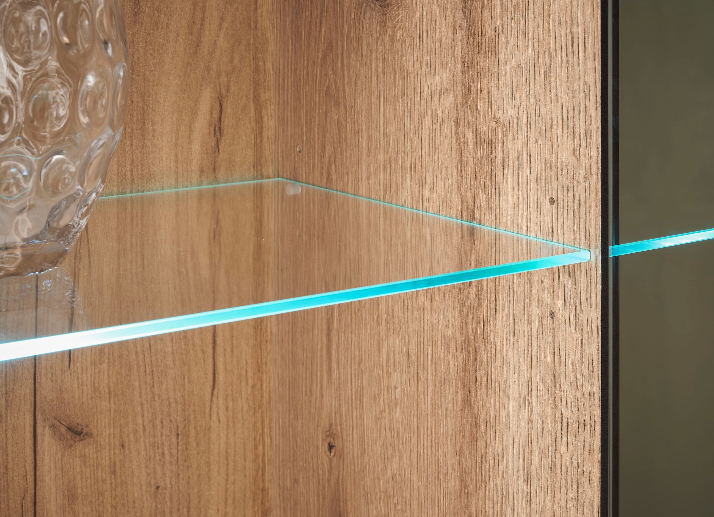 Home affaire Vitrine »Cantara, Vitrinenschrank in Eiche Evoke oder weiß, Standvitrine« schwarzer Stangengriff, ausreichend Stauraum, vielseitig einsetzbar