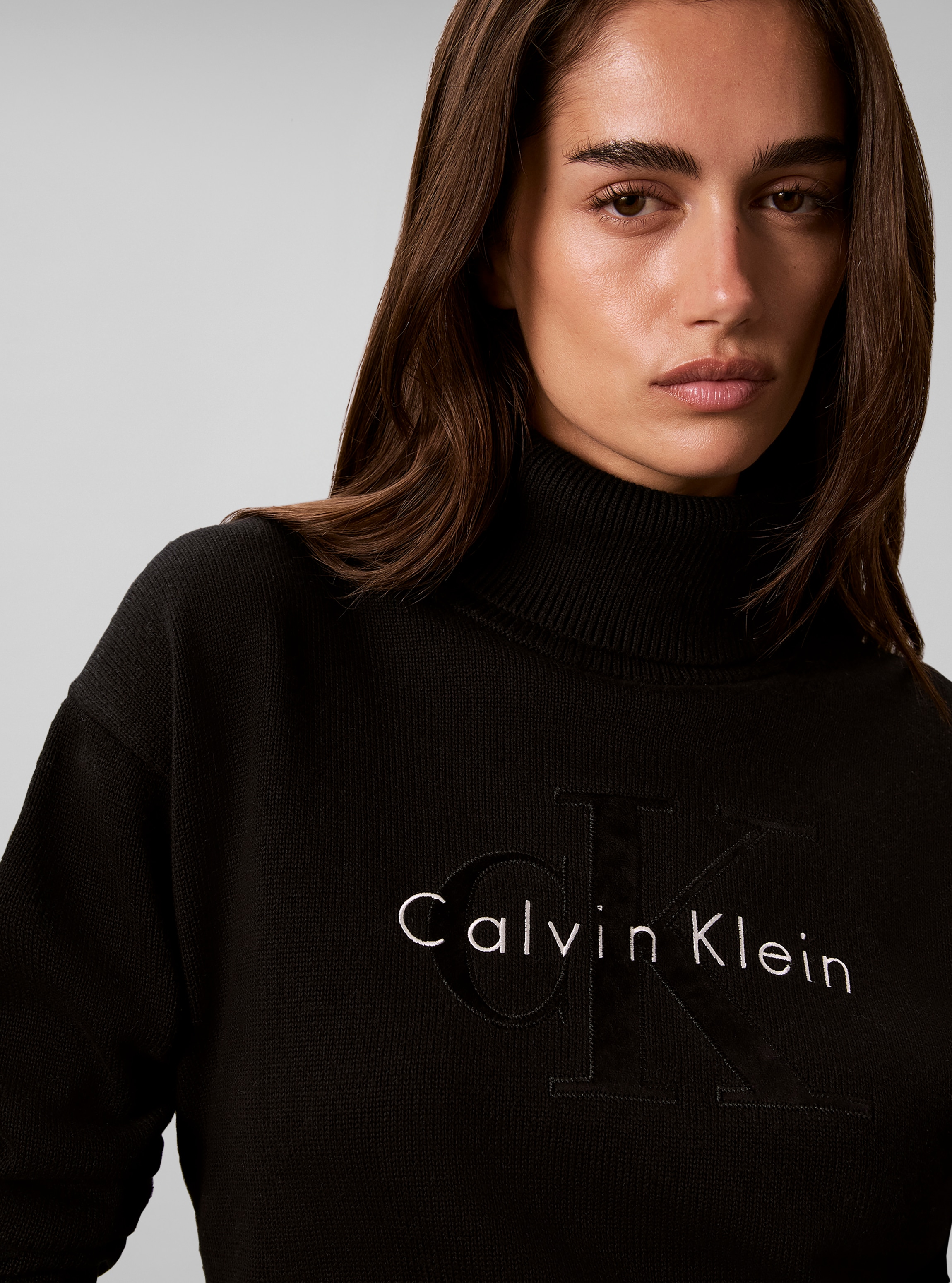 Calvin Klein Jeans Rollkragenpullover Rollkragen, breites Bündchen, Regular Fit, Applikation & Stickerei