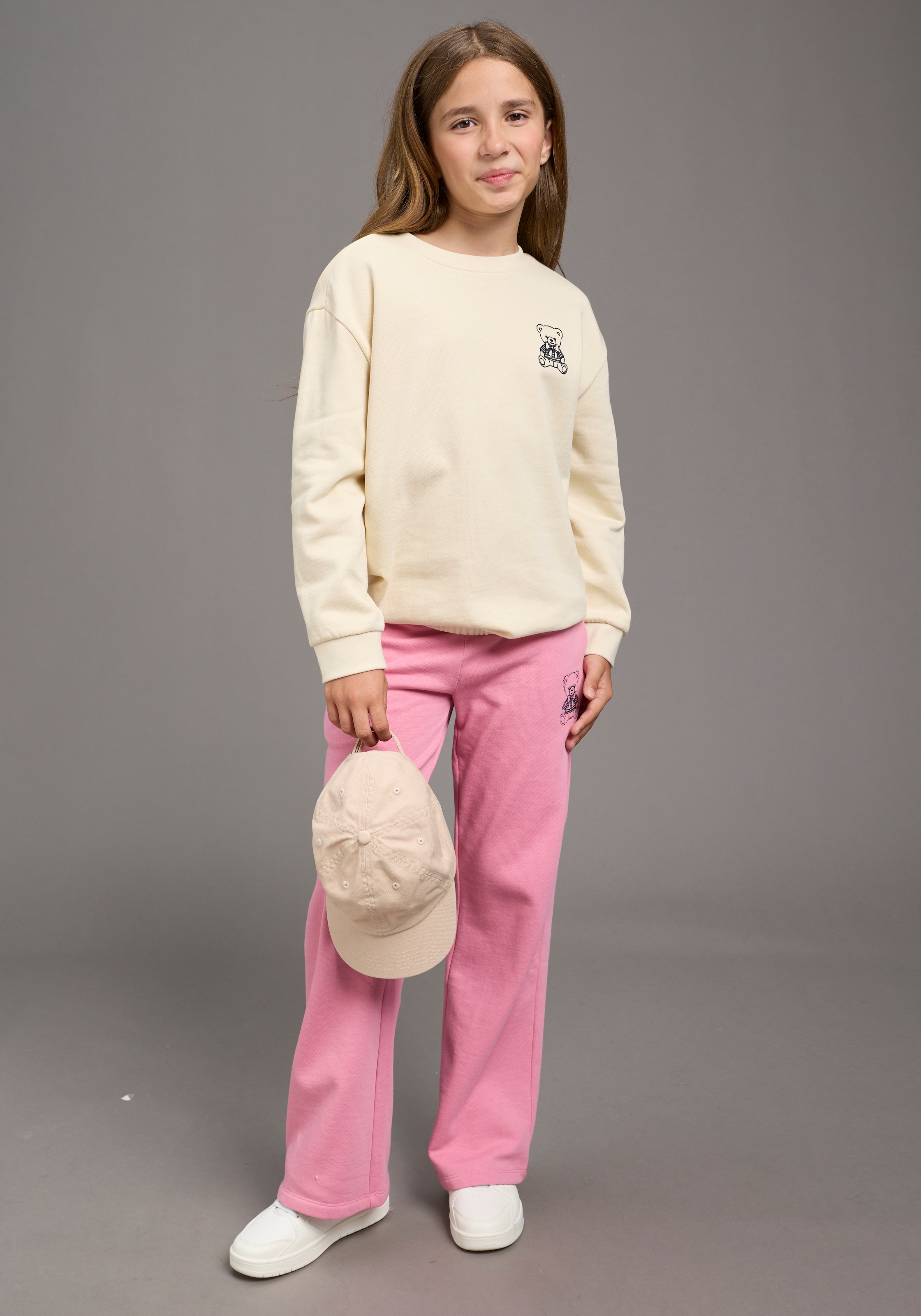 KIDSWORLD Sweatshirt »Modisches Sweatshirt mit Bär-Stickerei«, mit Rippbündchen an Ärmeln und Ausschnitt
