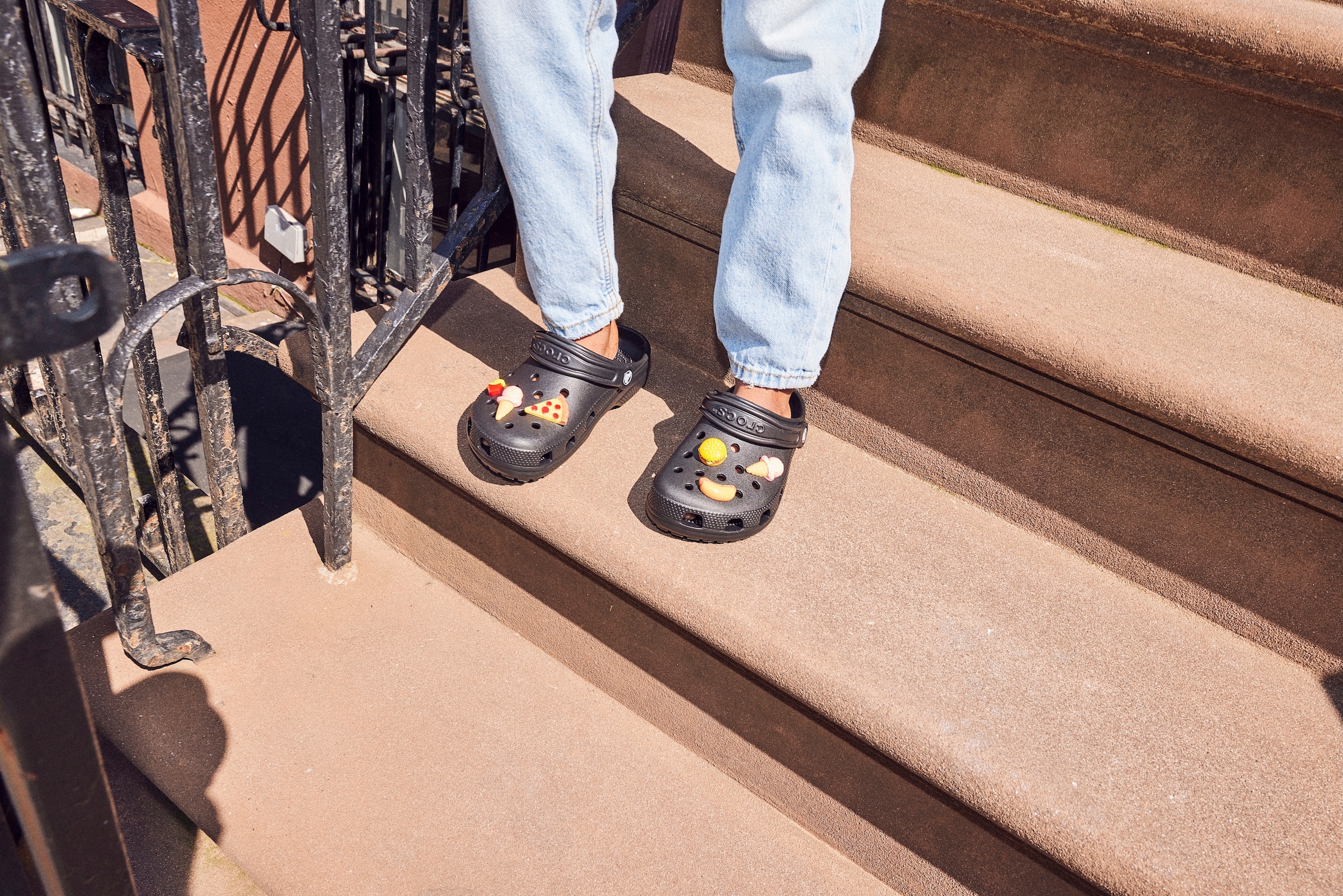 Crocs Clog »Classic K«, Sommerschuh, Hausschuh, Badeschuh mit schwenkbarem Fersenriemchen