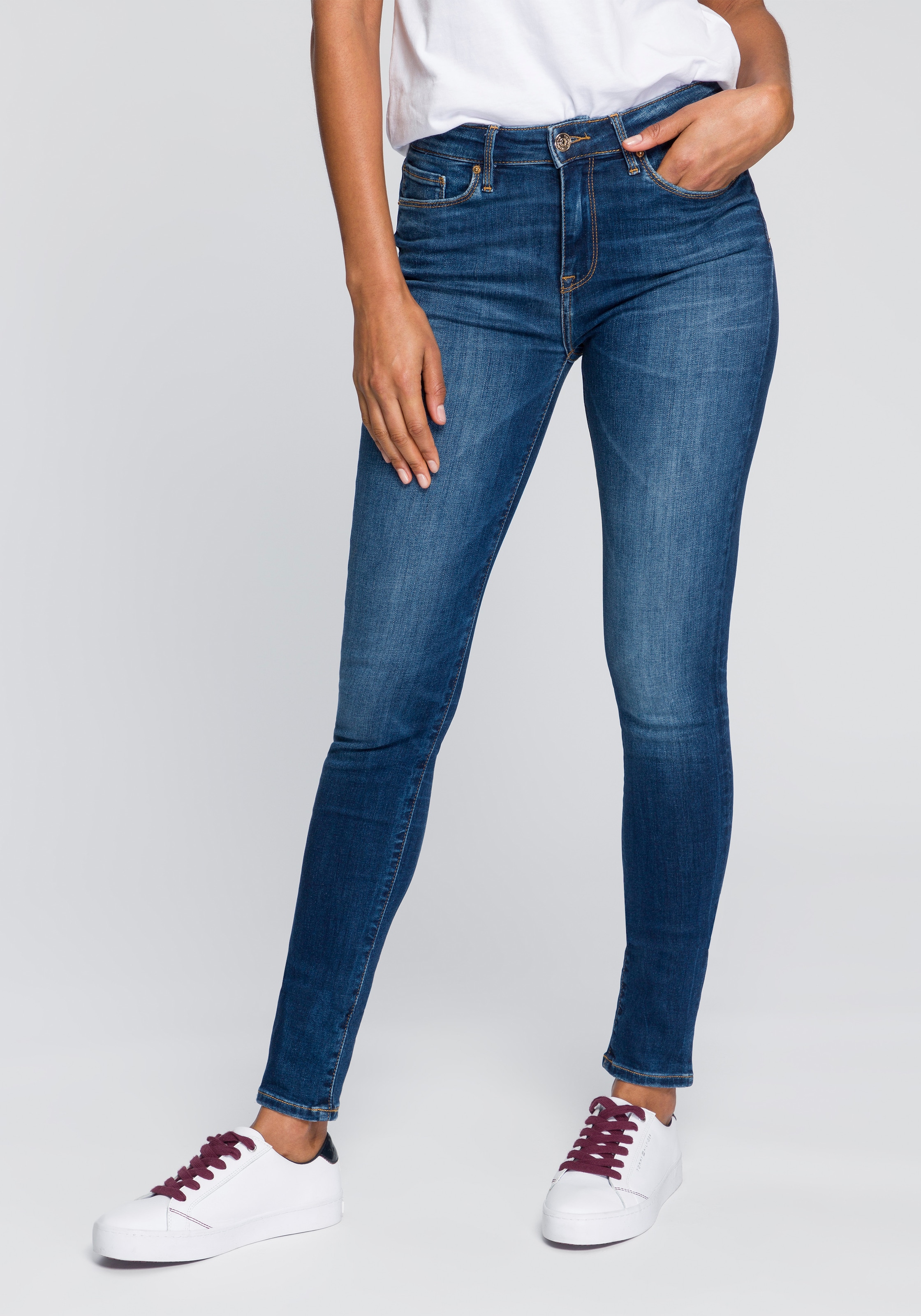 Tommy Hilfiger Jeansjeggings »COMO SKINNY Fade-Effekten Hilfiger Tommy & ♕ DOREEN«, Logo-Flag bei RW mit