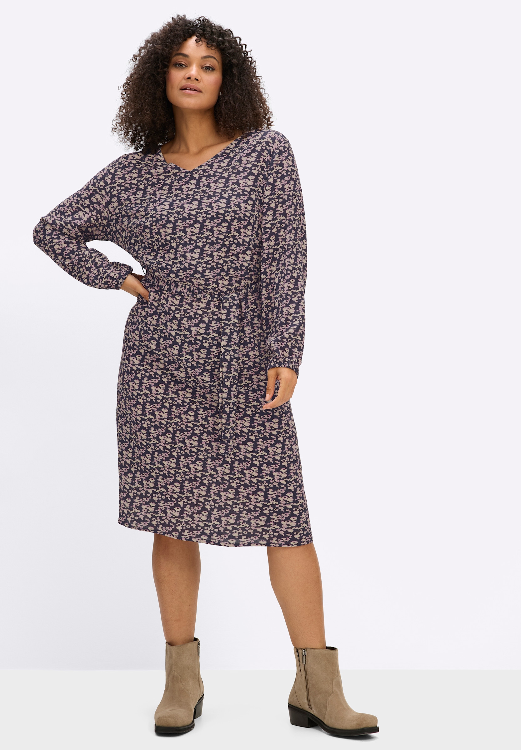 Sheego Etuikleid »Webkleid Webkleid mit Minimalprint und Bindegürtel« Ohne Tasche