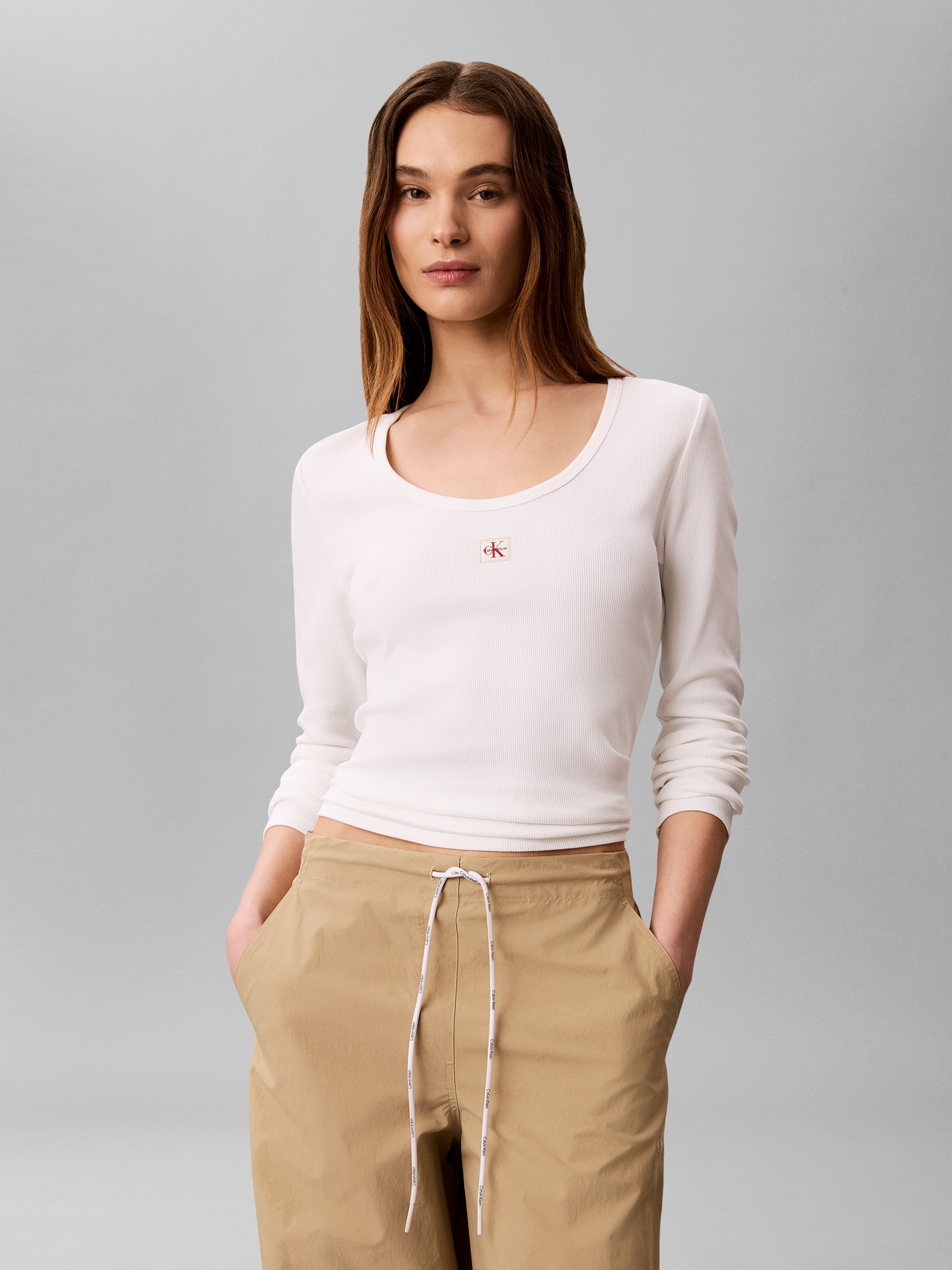 Calvin Klein Jeans Langarmshirt »LS WOVEN LABEL 2X2 RIB SCOOP NEC« Mit Rundhalsausschnitt, regular fit