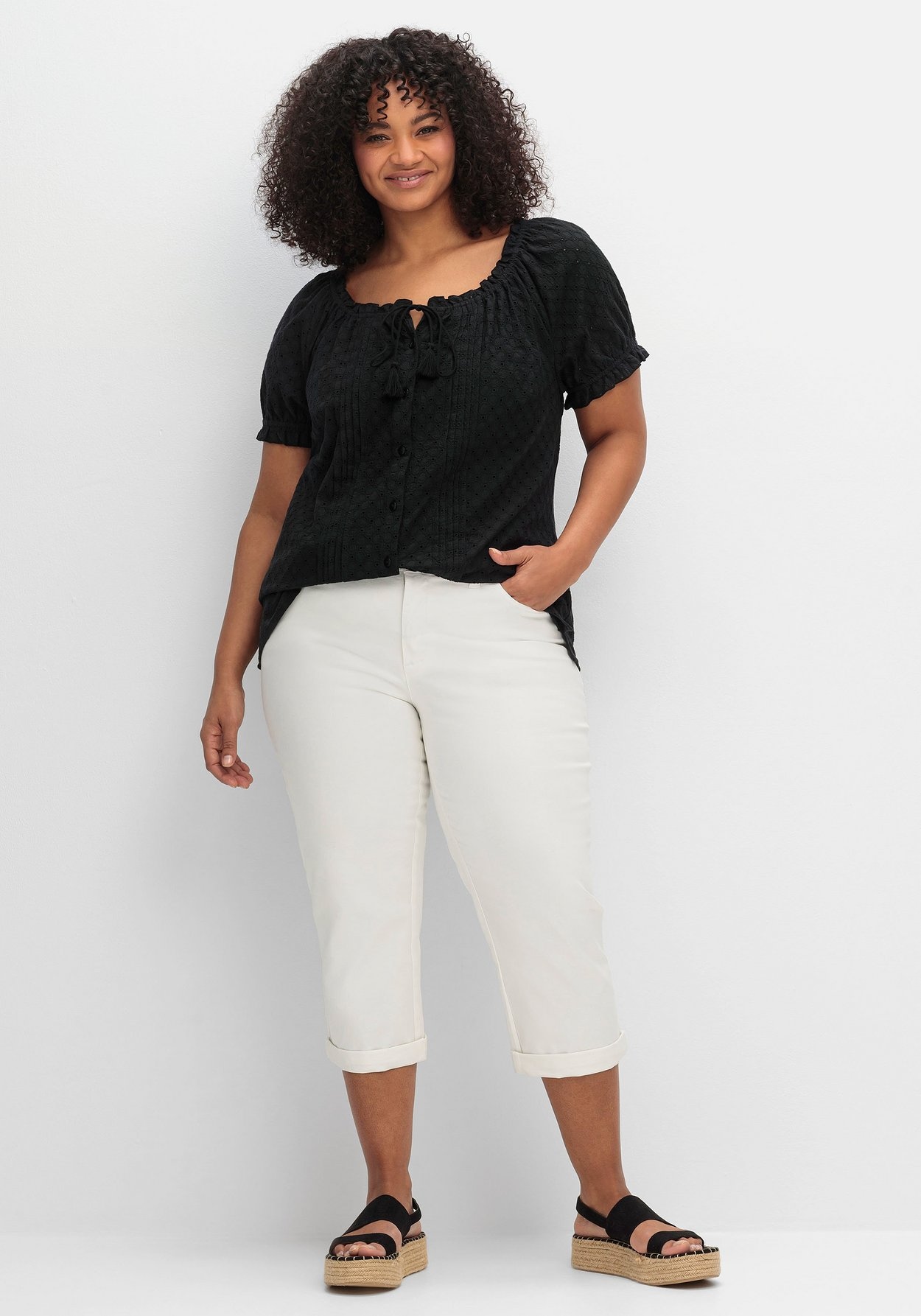 Sheego Kurzarmbluse »Bluse mit Lochstickerei und Carmen-Ausschnitt«