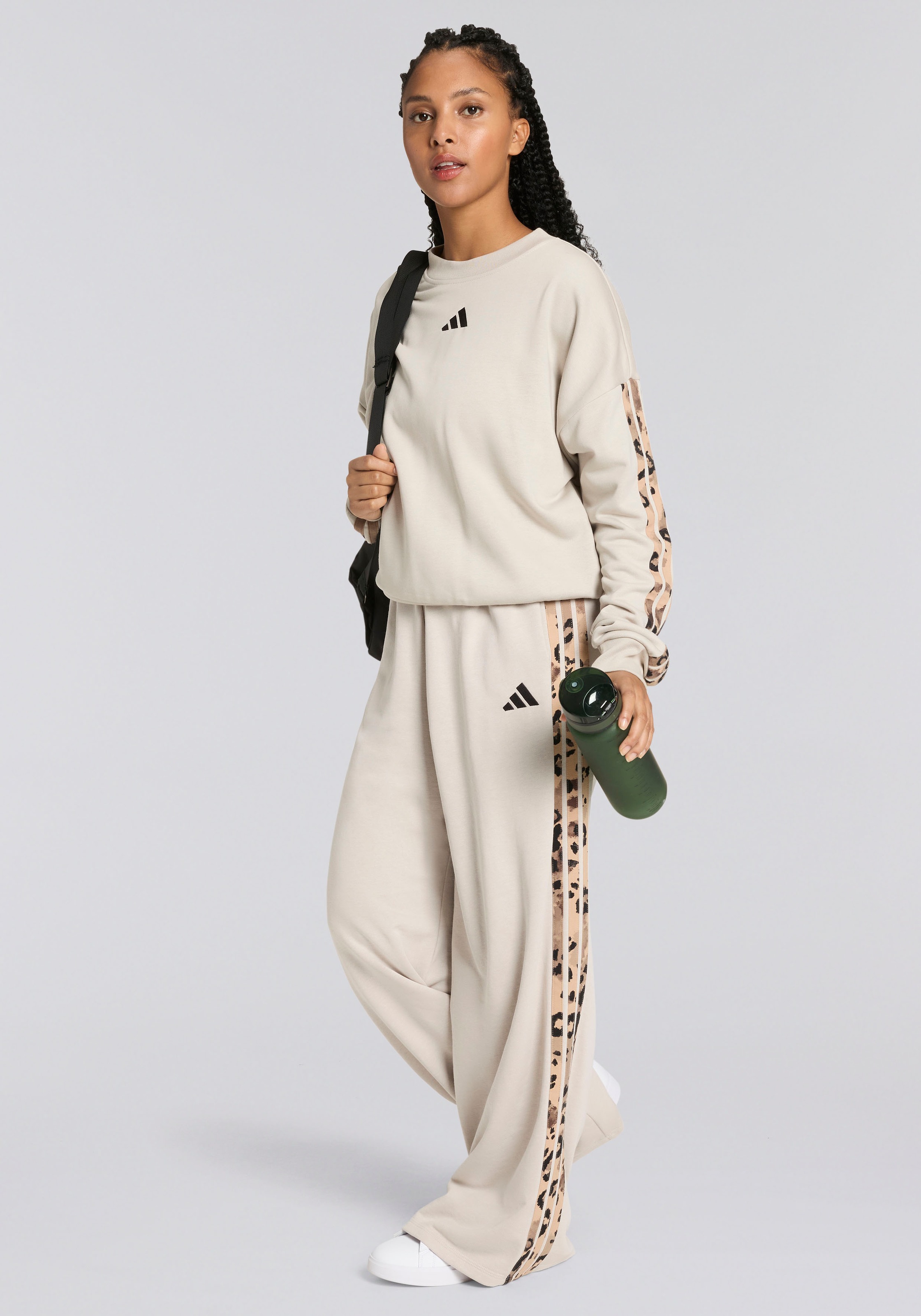 adidas Sportswear Sporthose »W AOP FT PT«, (1 tlg.), Locker geschnitten mit weitem Bein, Tierprint-Details