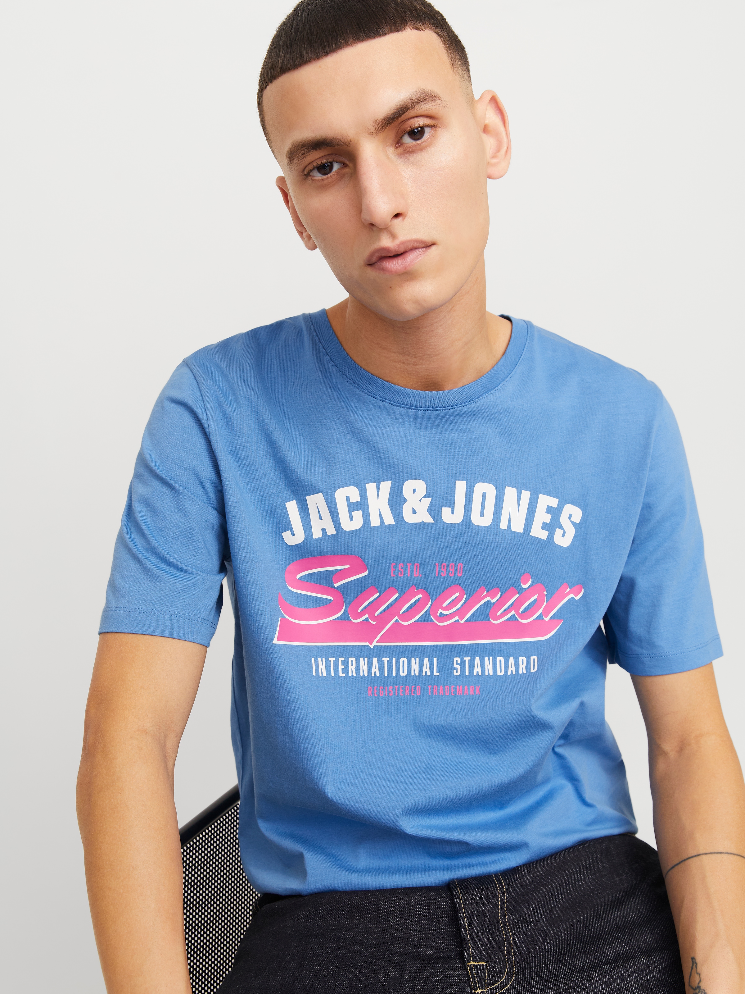 Jack & Jones Rundhalsshirt »JJELOGO TEE SS O-NECK 2 COL SS25 SN«, mit Logo Print