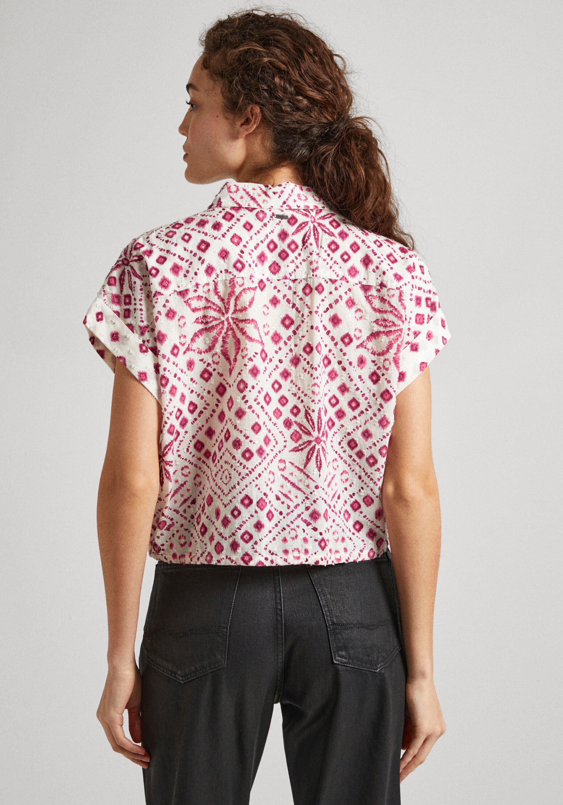 Pepe Jeans Kurzarmbluse »DULCE«, in kastiger Form mit Alloverprint