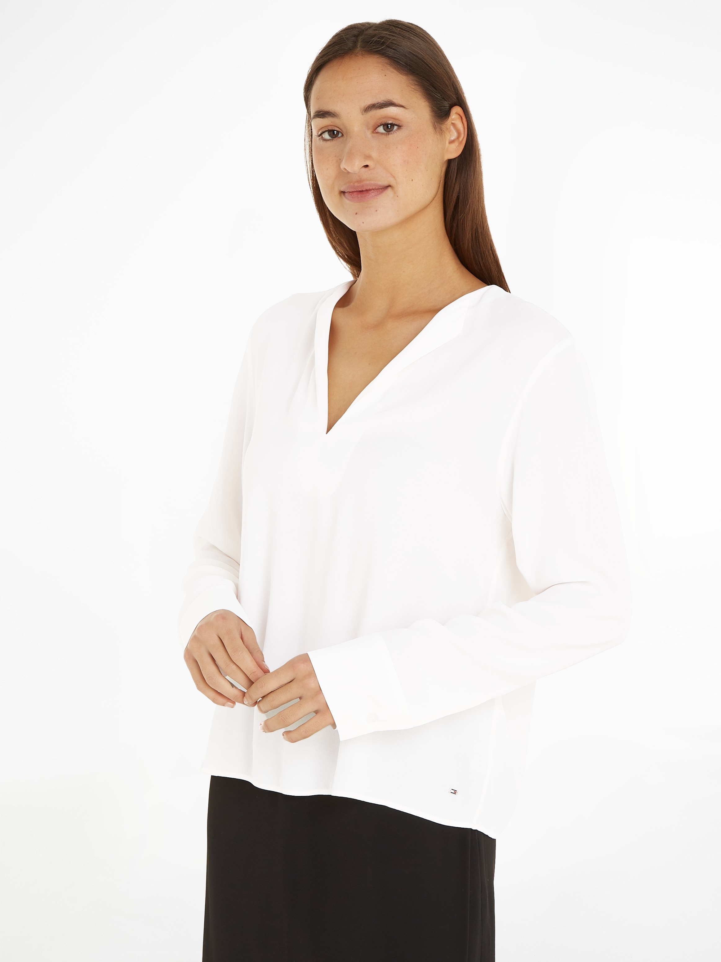 Klassische Bluse »VISCOSE CREPE V-NECK BLOUSE LS«, mit dezentem Metallabel