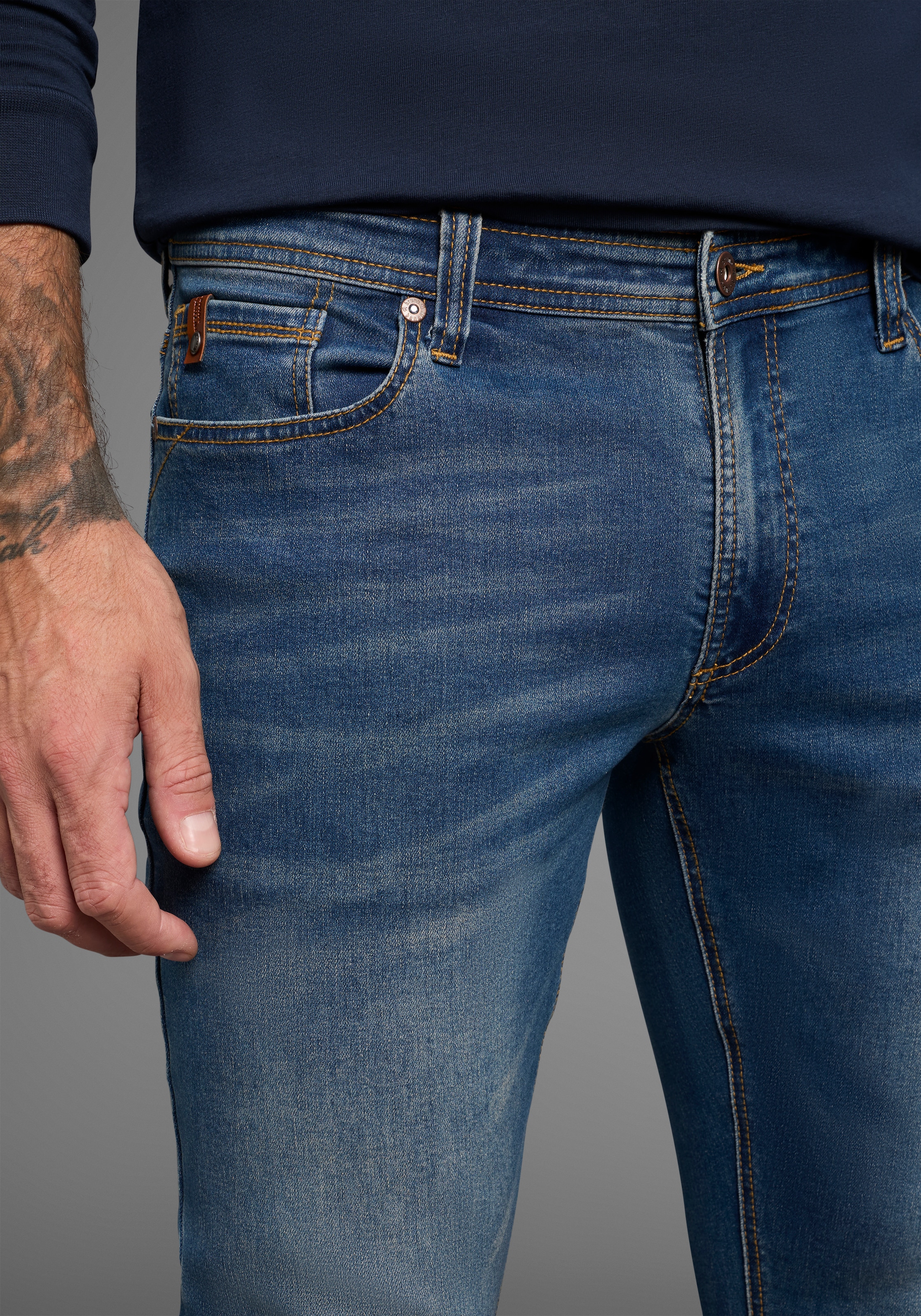 Bruno Banani Slim-fit-Jeans »Grady«, schmale Beinform, niedrige Leibhöhe, mit Eingrifftaschen