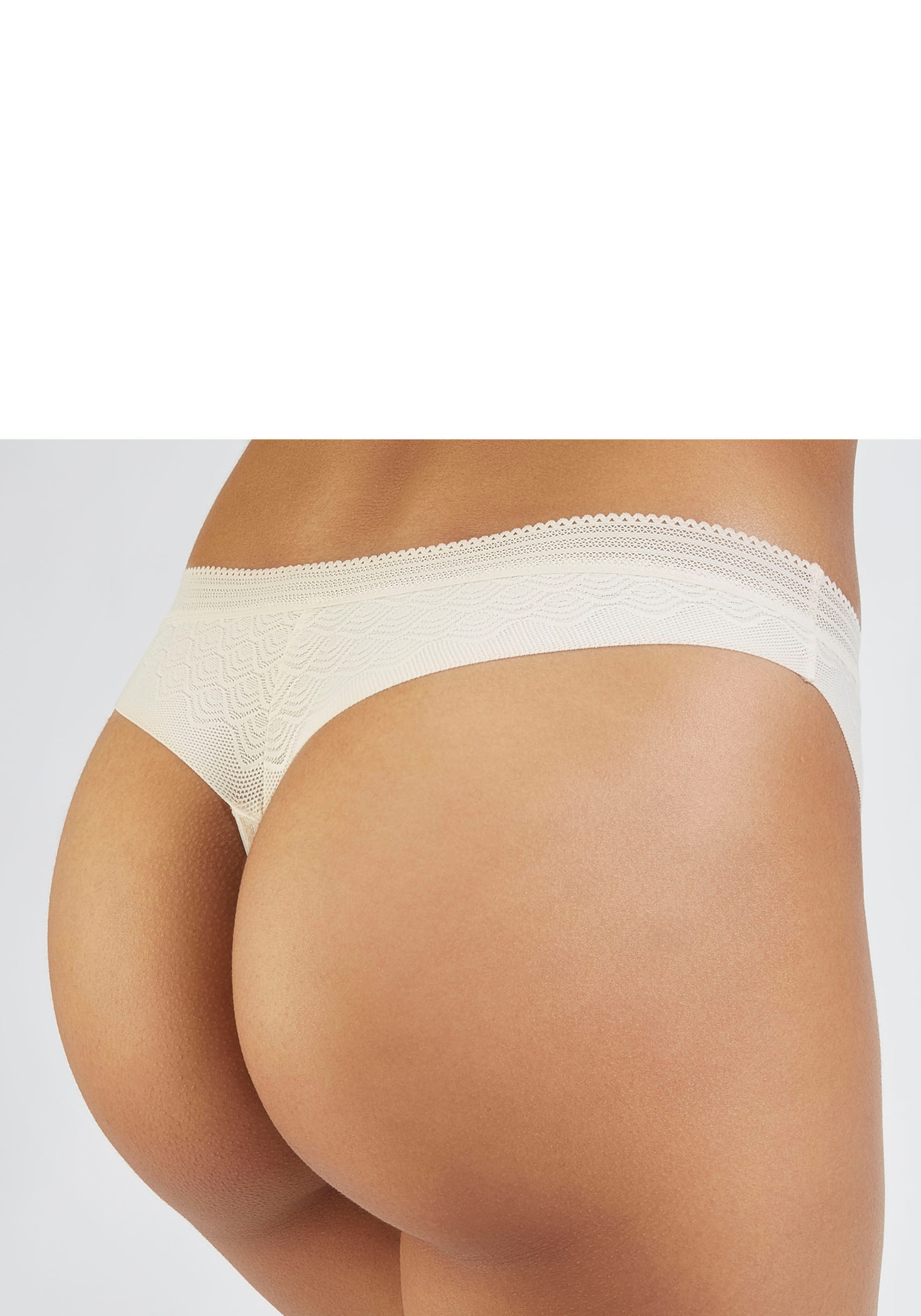 LASCANA String, aus Spitze in moderner Optik mit extraflachen Kanten