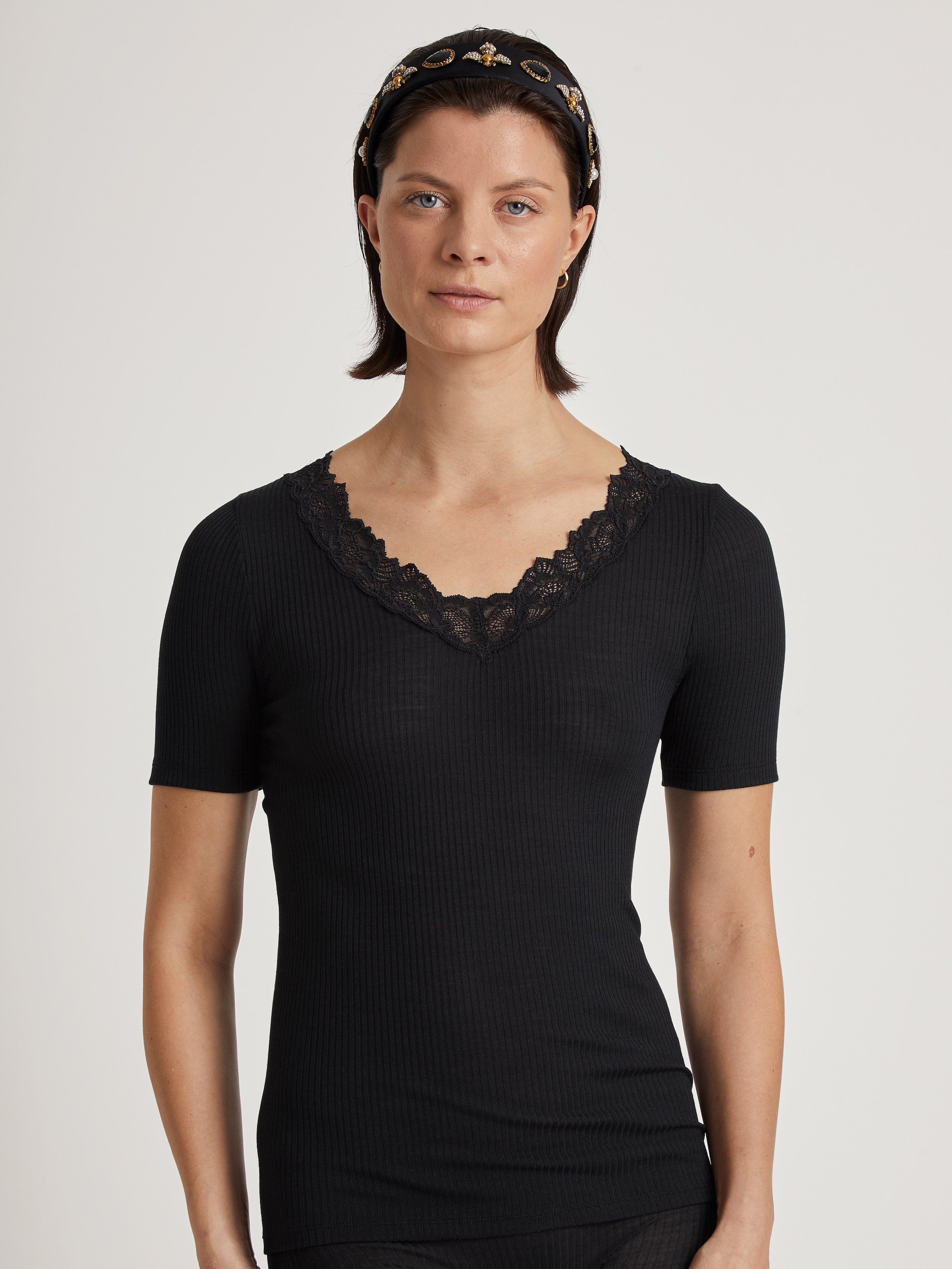 CALIDA Tanktop »Silky Wool Joy«, mit Spitzendetails am V-Ausschnitt