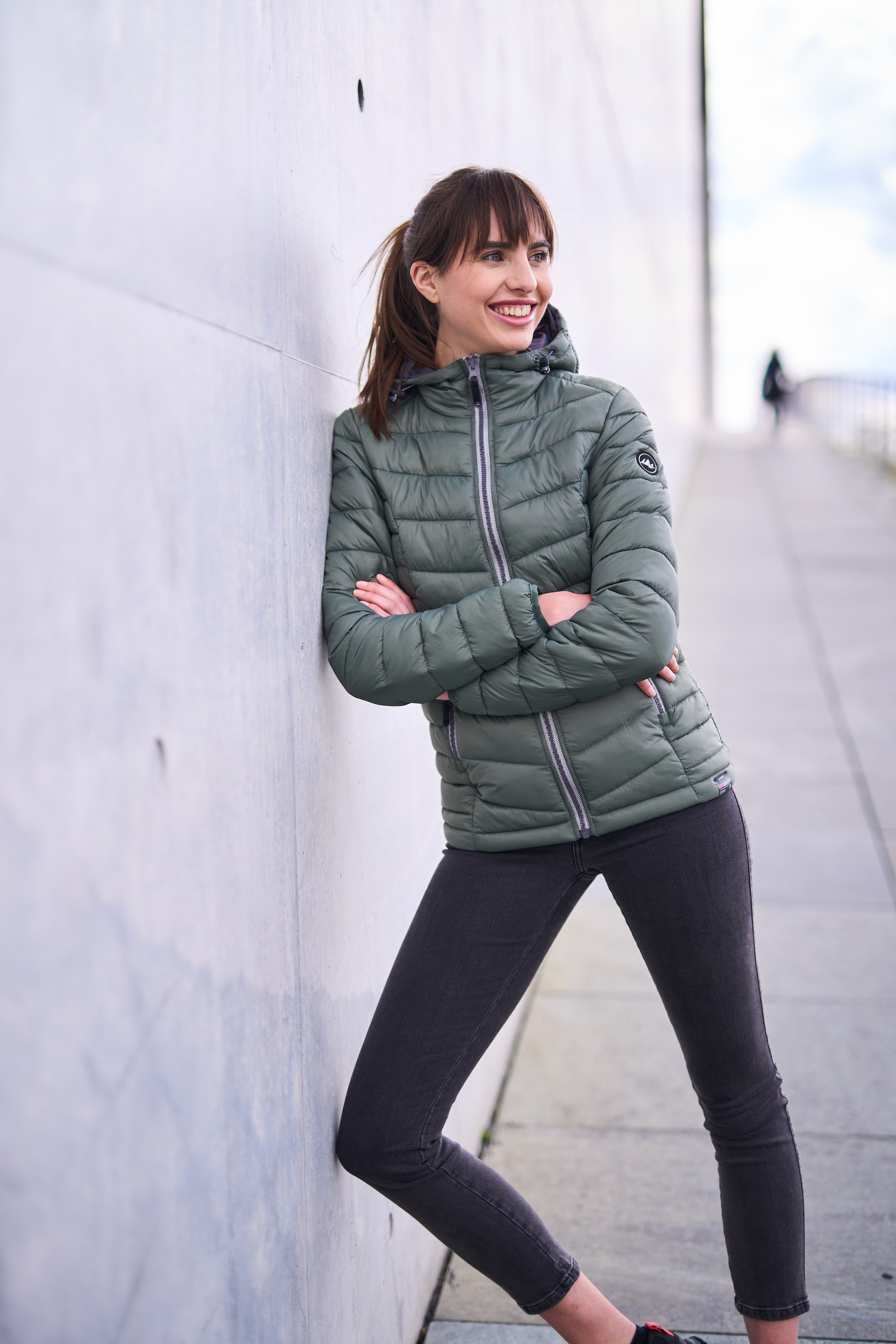 Polarino Steppjacke, mit Kapuze, für kühle Tage, aus leichtem Webmaterial, wasserabweisend