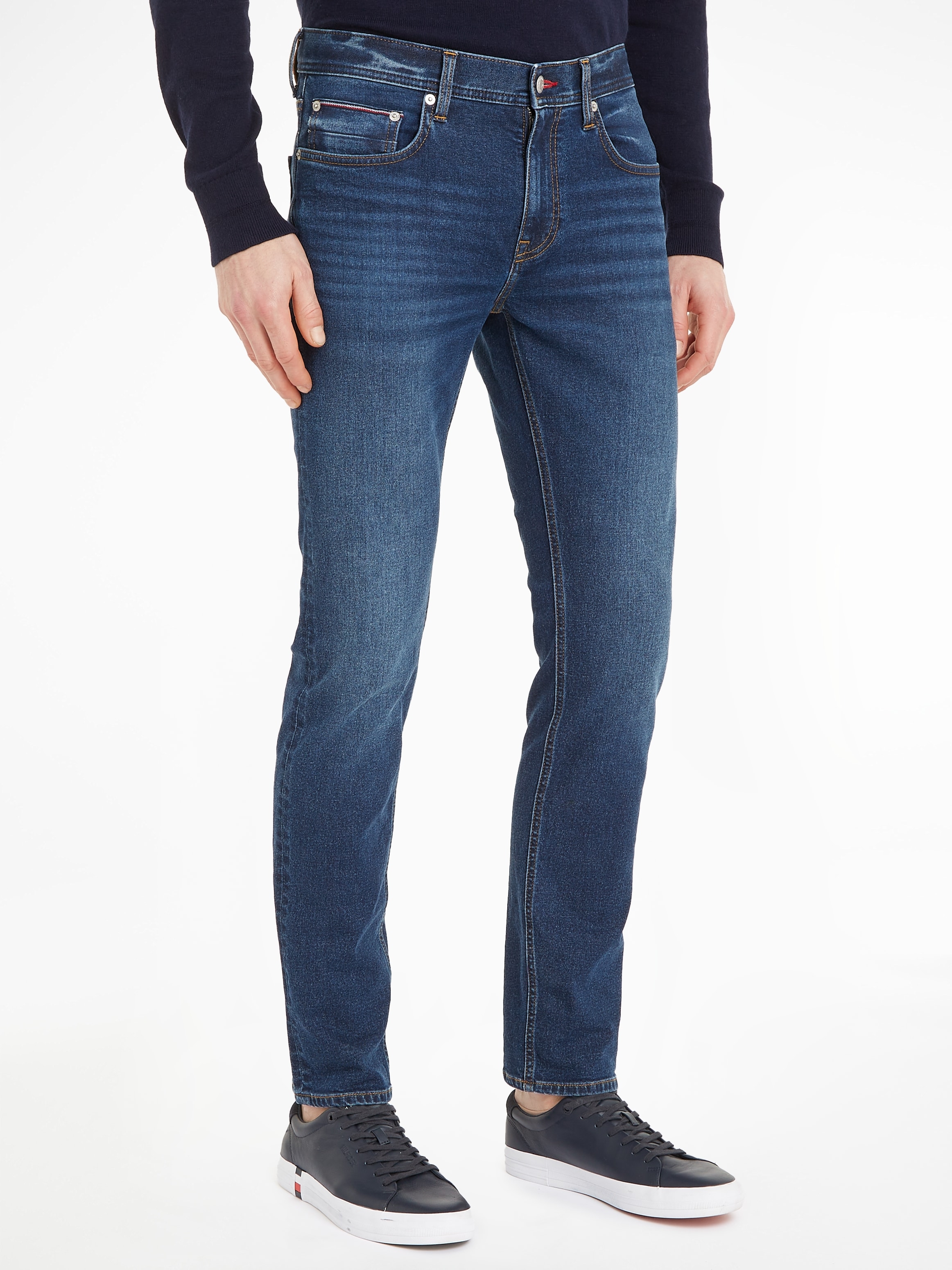 Hilfiger ♕ STR Tommy hinteren mit Straight-Jeans Hilfiger »STRAIGHT CHARLES DENTON BLUE«, bei am Bundabschluss Tommy Leder-Batch