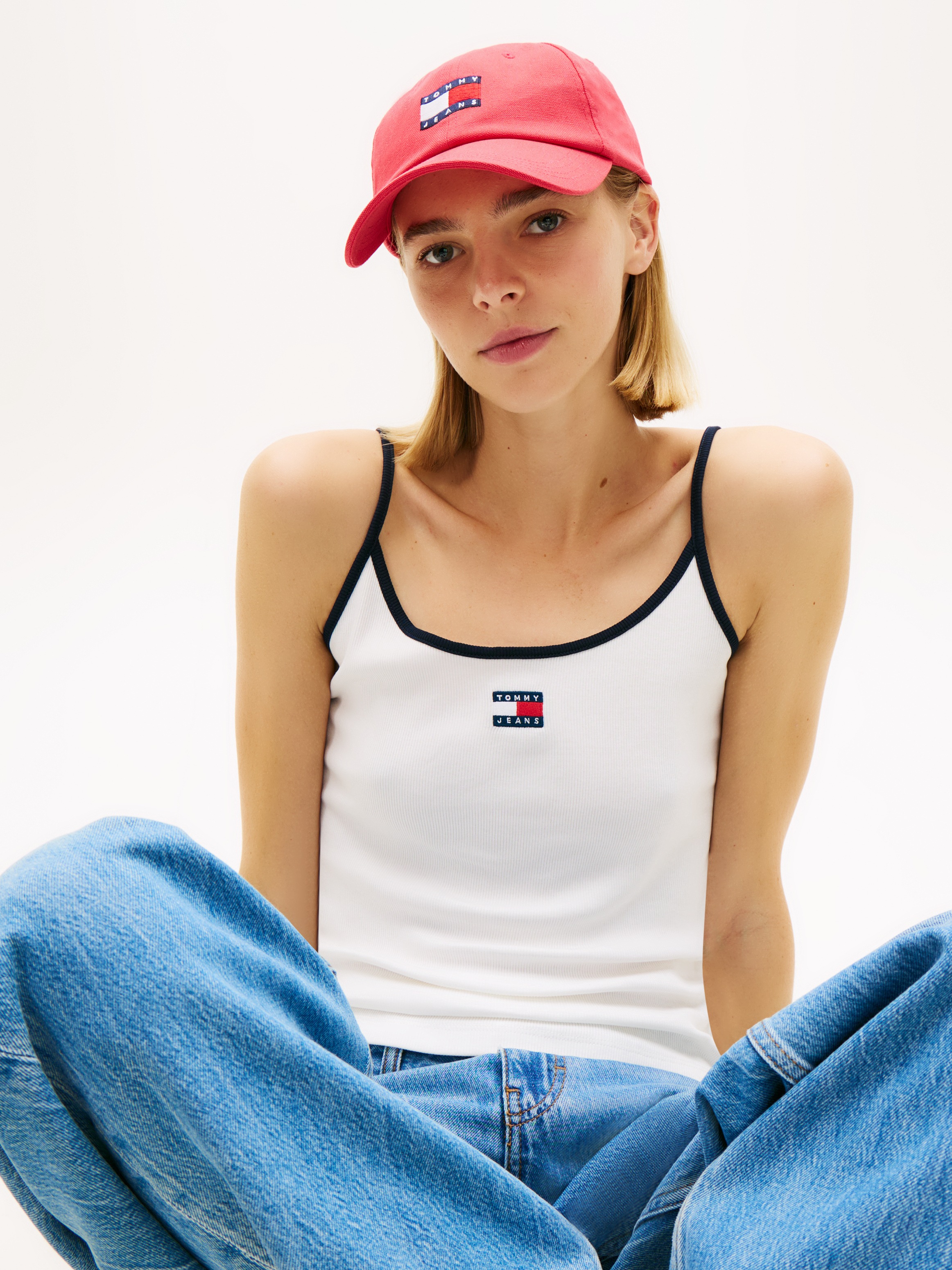 Tommy Jeans T-Shirt »TJW SLIM BADGE STRAPPY TOP« mit den auffälligen Kontrastdetails
