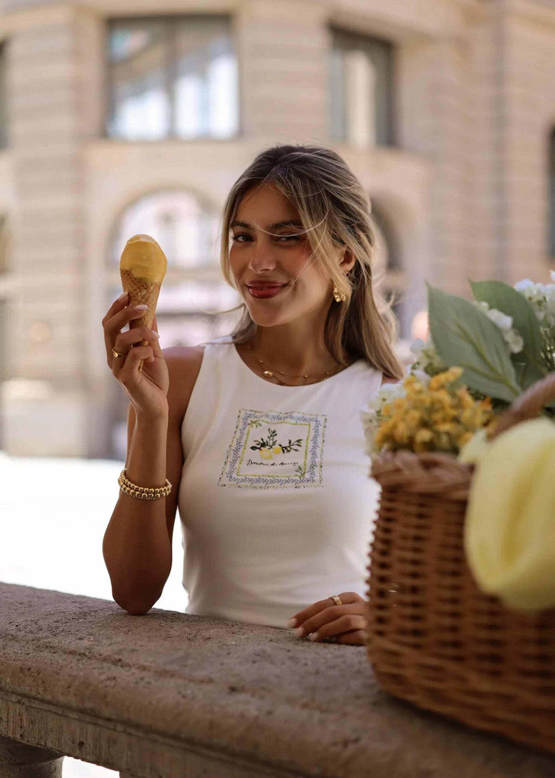 SASSYCLASSY T-Shirt »Ärmelloses Top mit Lemon-Print« Stilvolles Viskose Top in schlichtem Schnitt mit Rundhals Weiß