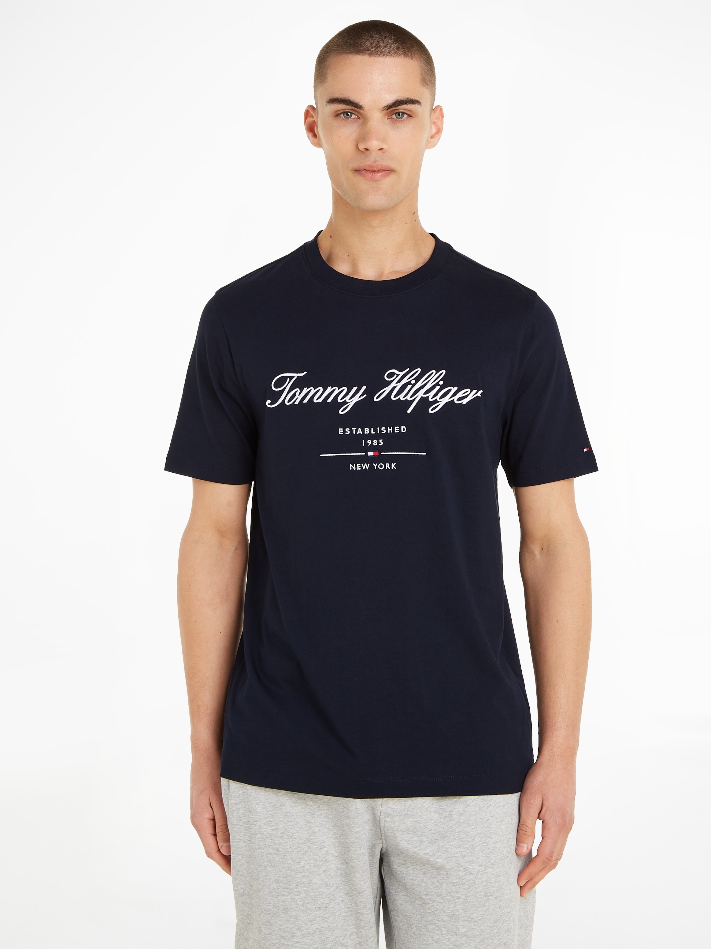 Tommy Hilfiger T-Shirt »SCRIPT LOGO TEE« mit aufgesticktem Logo