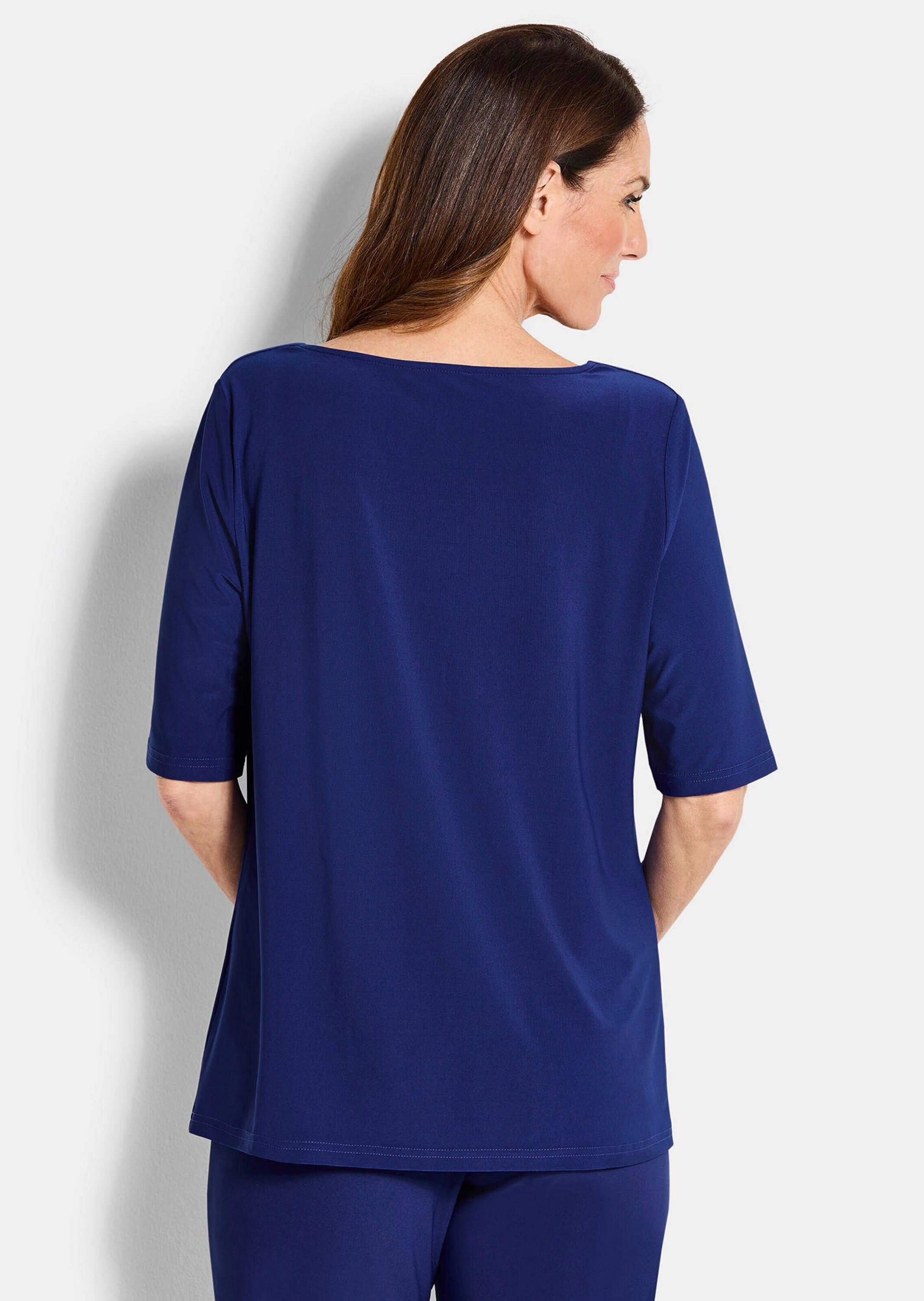 GOLDNER Kurzarmshirt »Kurzgröße Jerseyshirt mit Glitzersteinen« Ton in Ton Hotfix am Wasserfallausschnitt