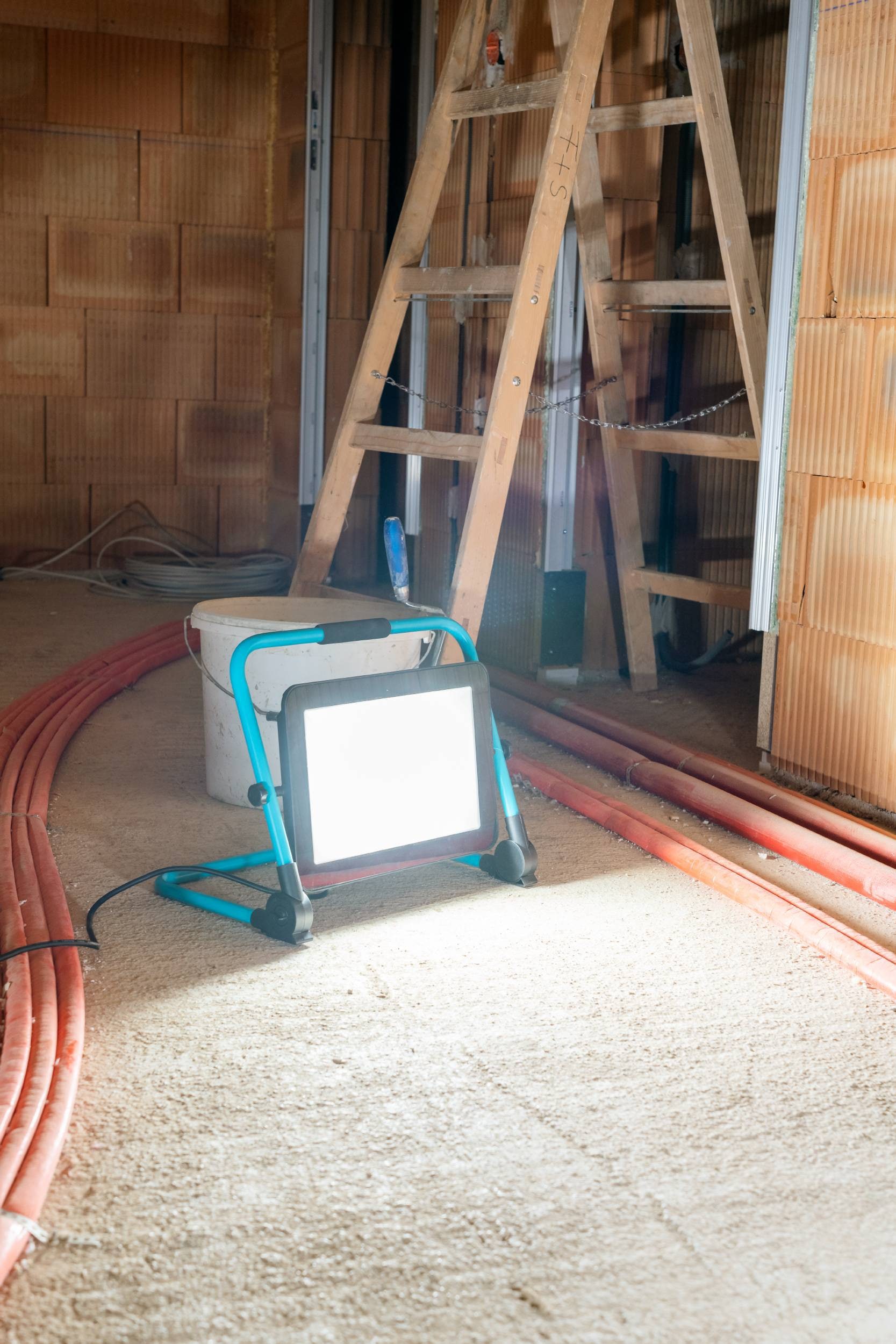 EGLO LED Wandstrahler »Avelar Strahler, tragbare Arbeitsleuchte, Arbeitsscheinwerfer, IP65« LED-Modul 1 Stk. Neutralweiß Stehleuchte - L36 x B22 x H38 cm - schwarz, türkis - 150W inkl.