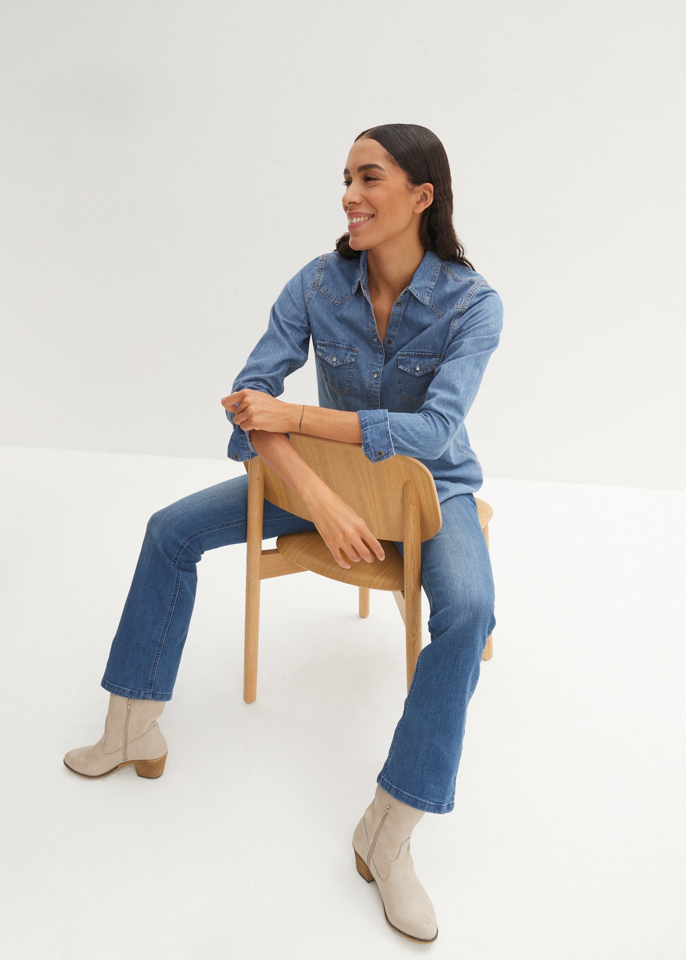 bonprix Jeanshemd bequeme Passform, po-bedeckende Länge, unifarbenes Design