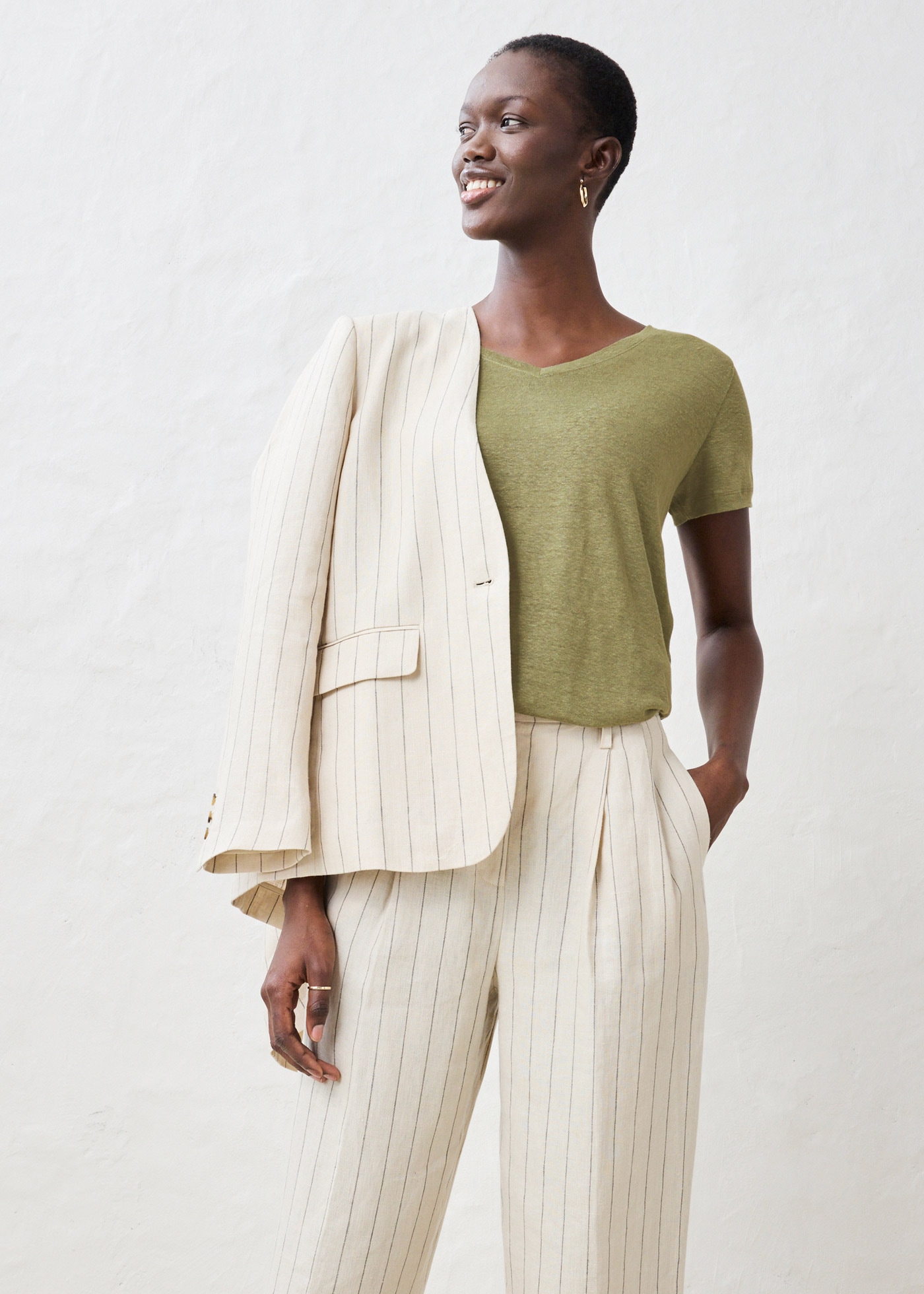 bonprix T-Shirt »Shirt aus reinem Leinen« figurumspielende Passform, Kurzarm, V-Ausschnitt, aus Leinen