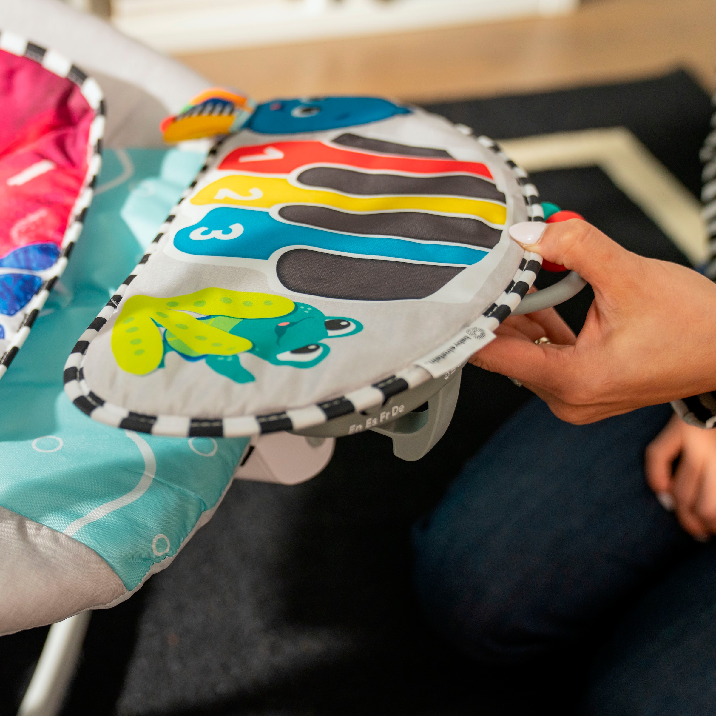 Baby Einstein Babywippe »Kick to It 4-in-1 Musical Swing & Rocker« bis 9 kg mit Sound-Effekt