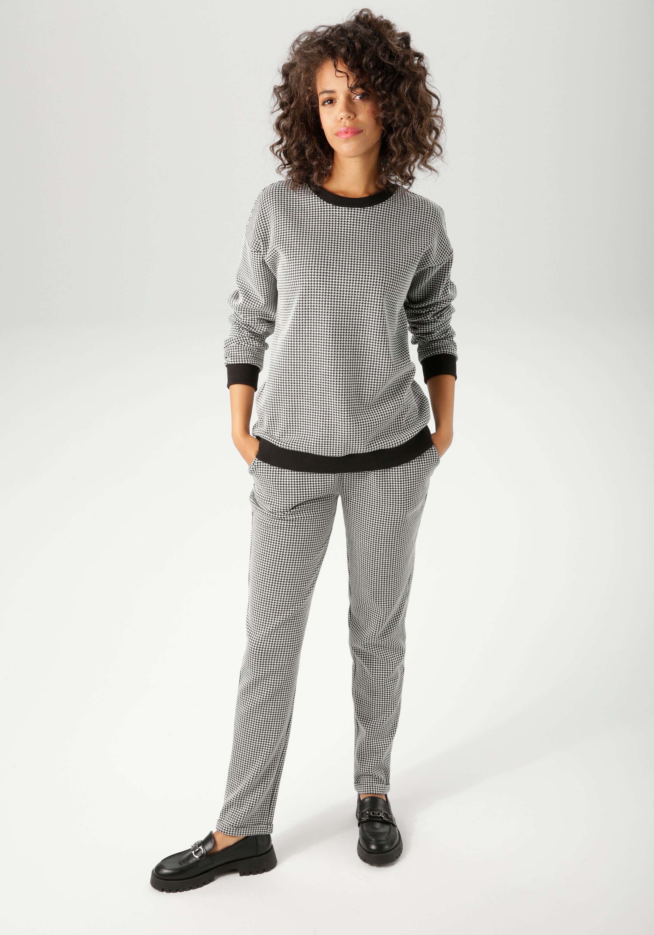 Aniston CASUAL Sweatshirt , mit trendigem Hahnentritt-Muster
