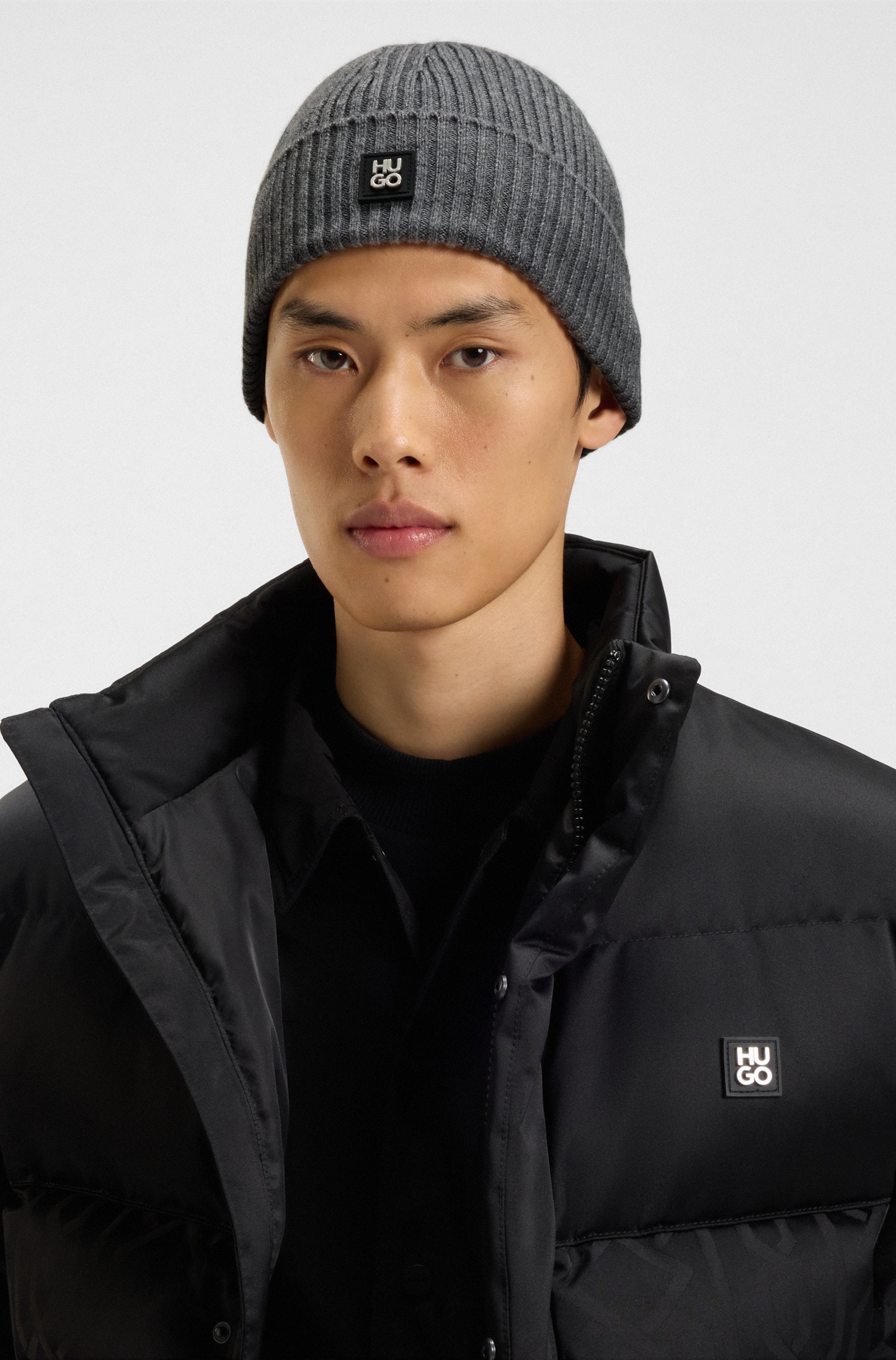 HUGO Strickmütze »Xola_Metal« mit Stack-Label