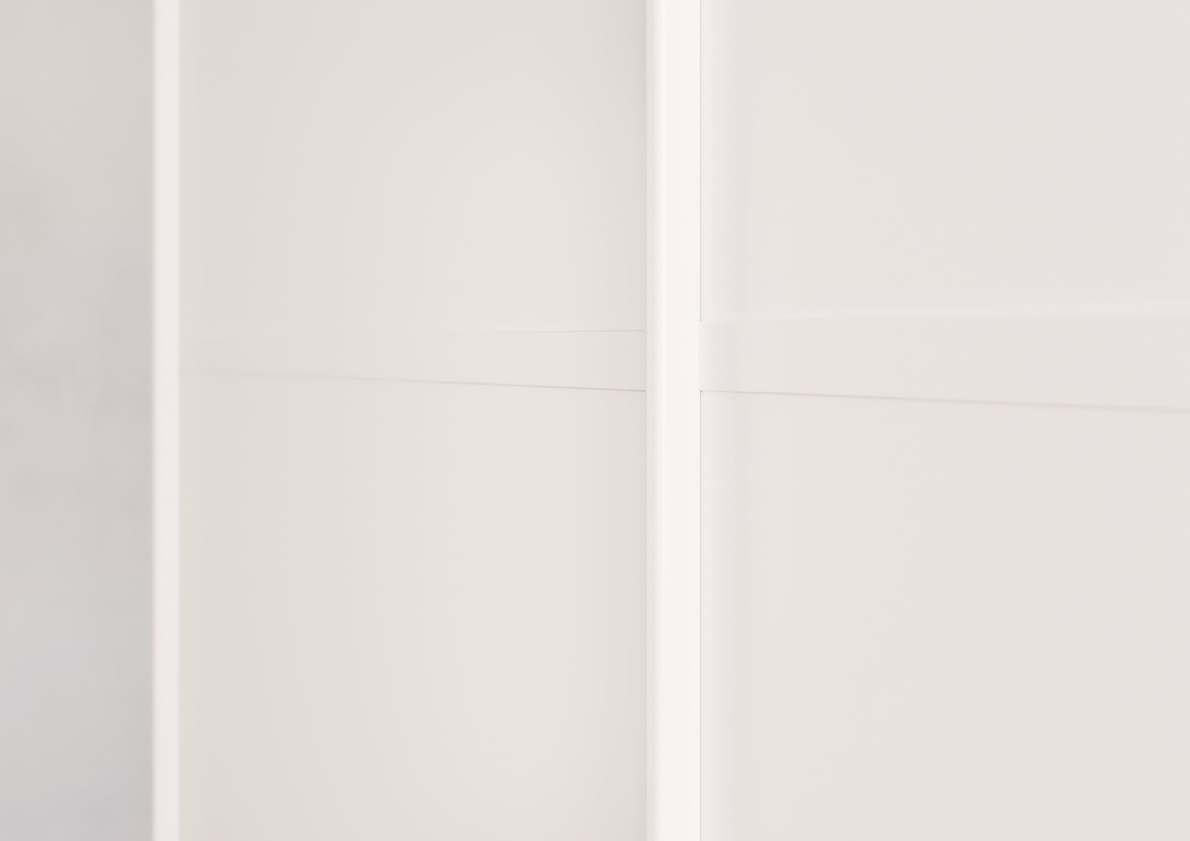 rauch Kleiderschrank »Schwebetürenschrank Garderobe Schrank TOP ANGEBOT Avola«, (in 3 verschiedenen Ausstattungen BASIC/CLASSIC/PREMIUM), mit eleganten Zierleisten in Chrom, Schwarz oder Weiß MADE IN GERMANY