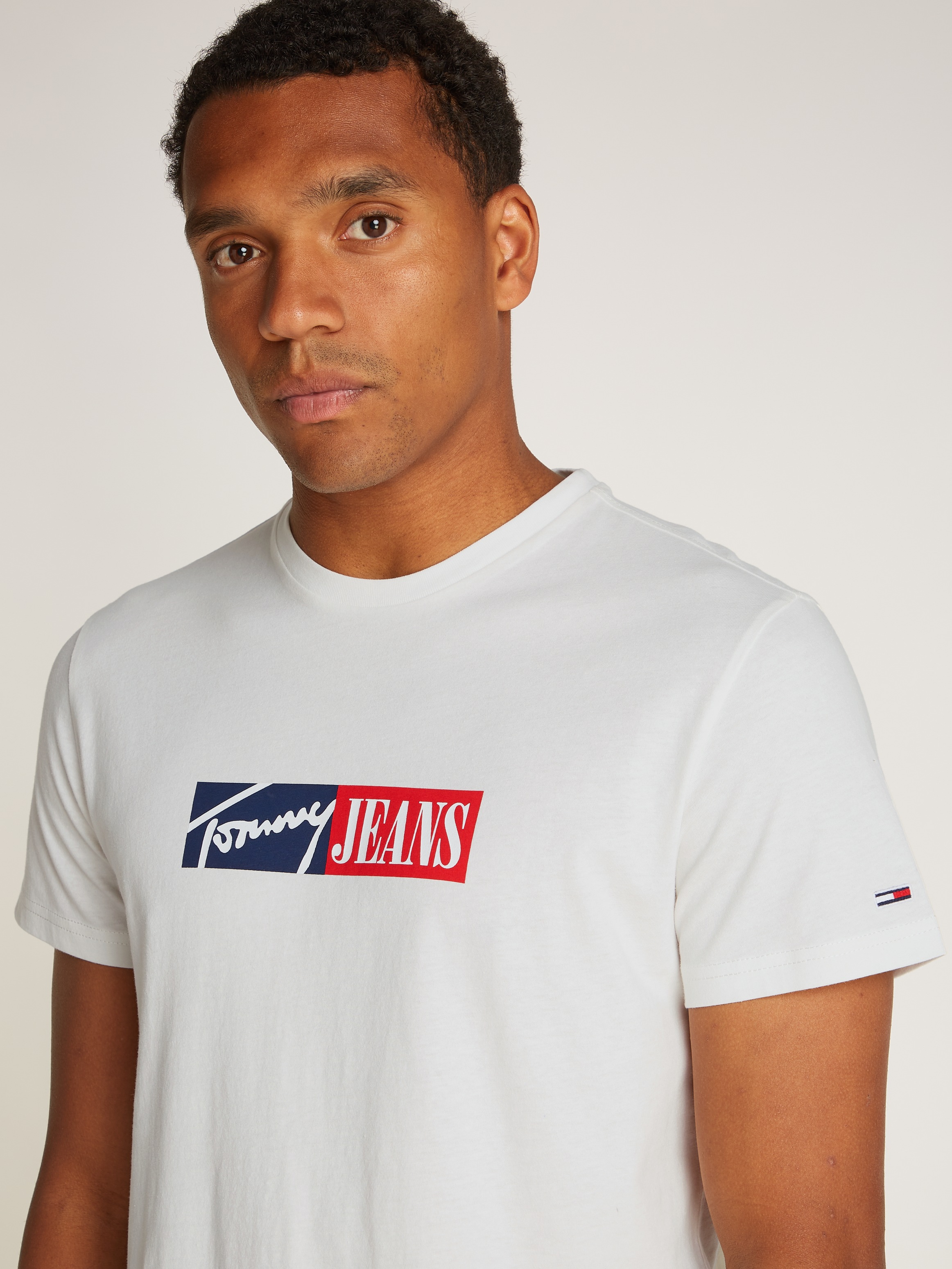 Tommy Jeans Plus Rundhalsshirt »TJM SLIM ENTRY GRAPHIC TEE EXT«, in Großen Größen, mit Logostickerei am Ärmel