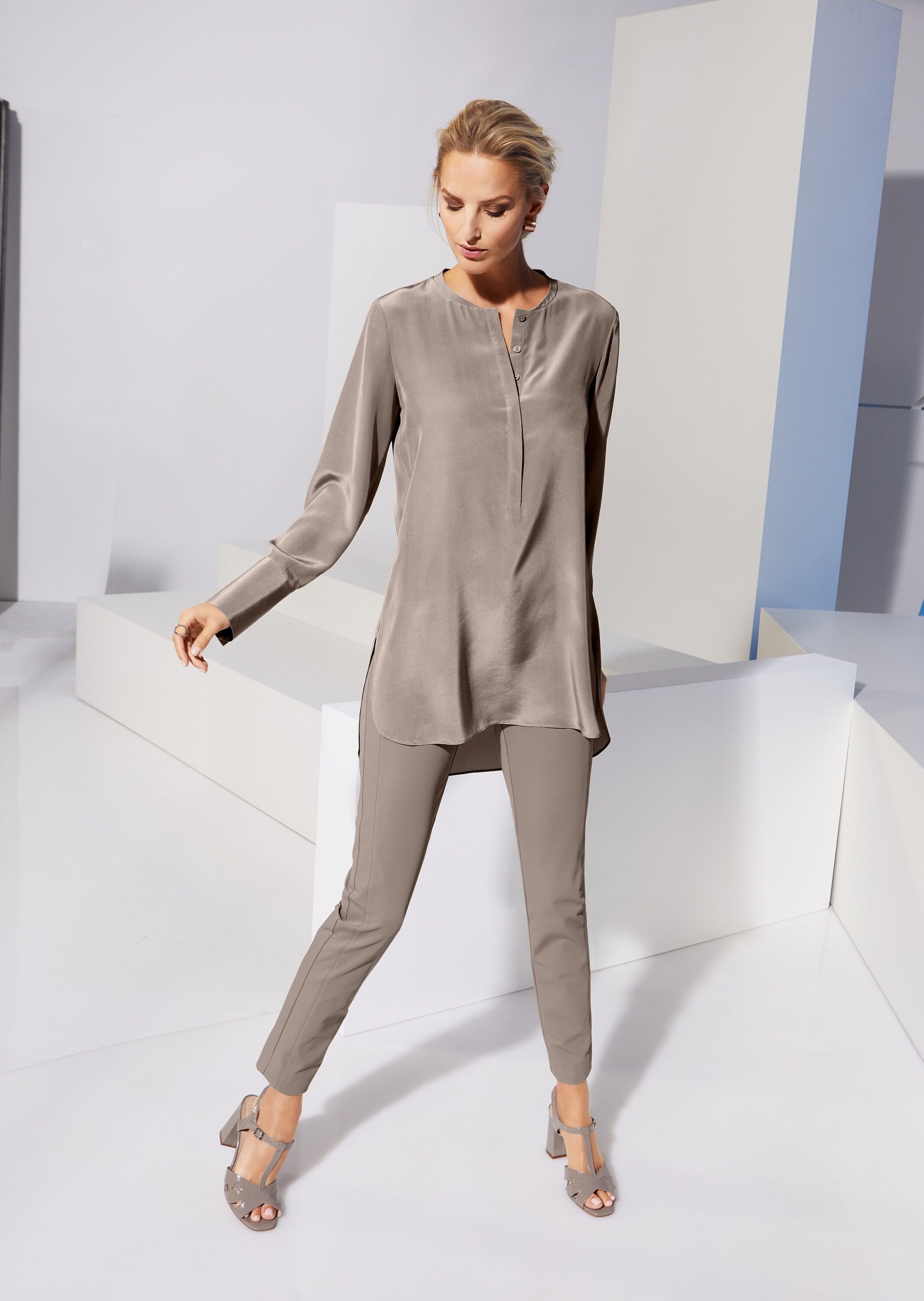 MADELEINE Hemdbluse »Bluse Lange Seidenbluse in kragenloser Form«