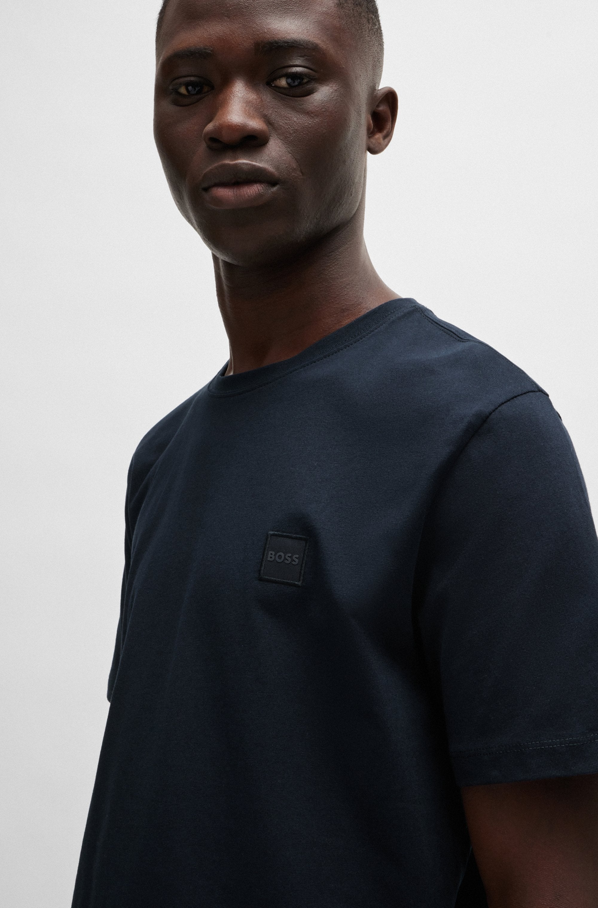 BOSS ORANGE T-Shirt »Tales« mit BOSS Stickerei auf der Brust