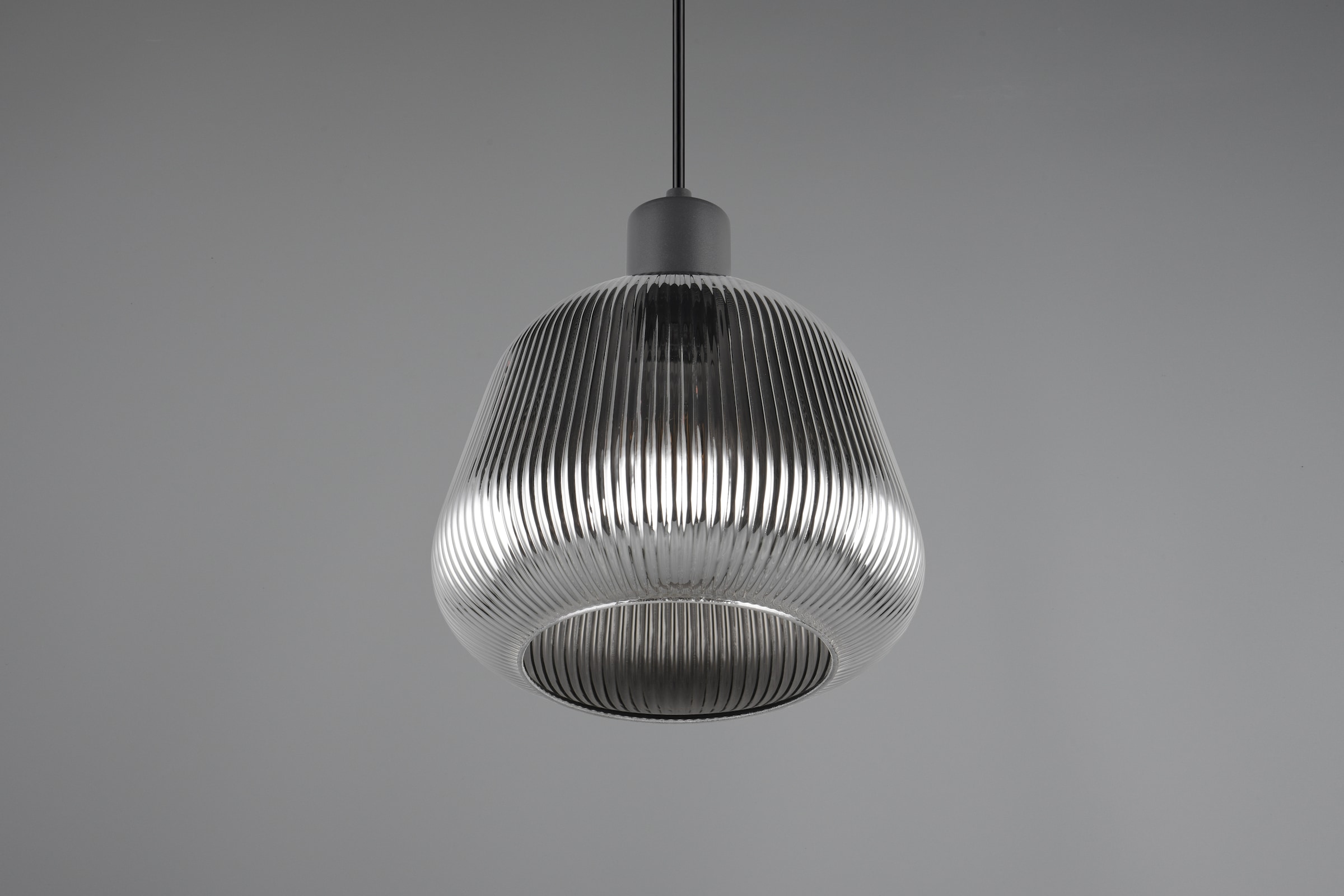 TRIO Leuchten Pendelleuchte »TARIFA, 1-flammige Hängeleuchte exkl 1xE27 max 25W, Glas Hängelampe« E27 1 Stk. warmweiß - kaltweiß höhenverstellbar max 150cm Glas in Riffeloptik und leicht verspiegelt