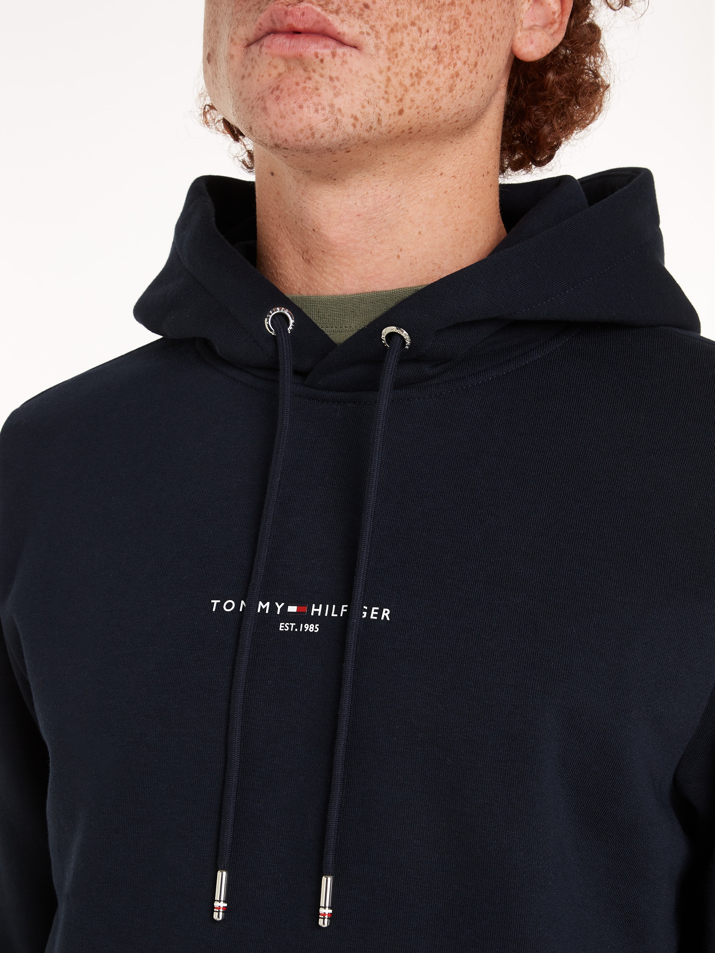 Tommy Hilfiger Hoodie »TOMMY LOGO TIPPED HOODY« Tommy-Tape innen am Ausschnitt, Flag-Stickerei am Ärmel