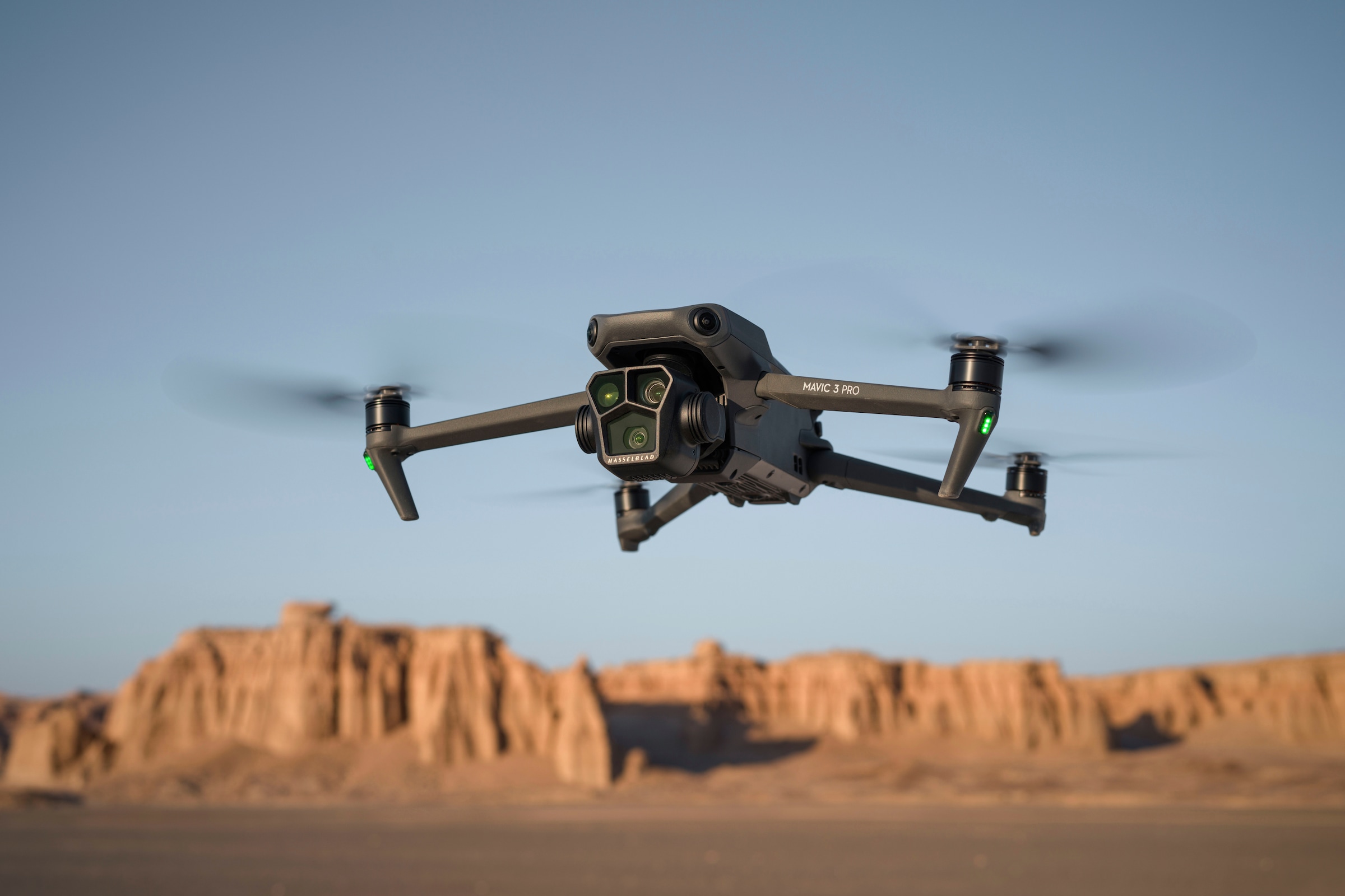 DJI Drohne »DJI Mavic 3 Pro Cine Premium«, (DJI RC Pro Fernsteuerung, 1TB SSD, 3 Akkus und Ladestation)