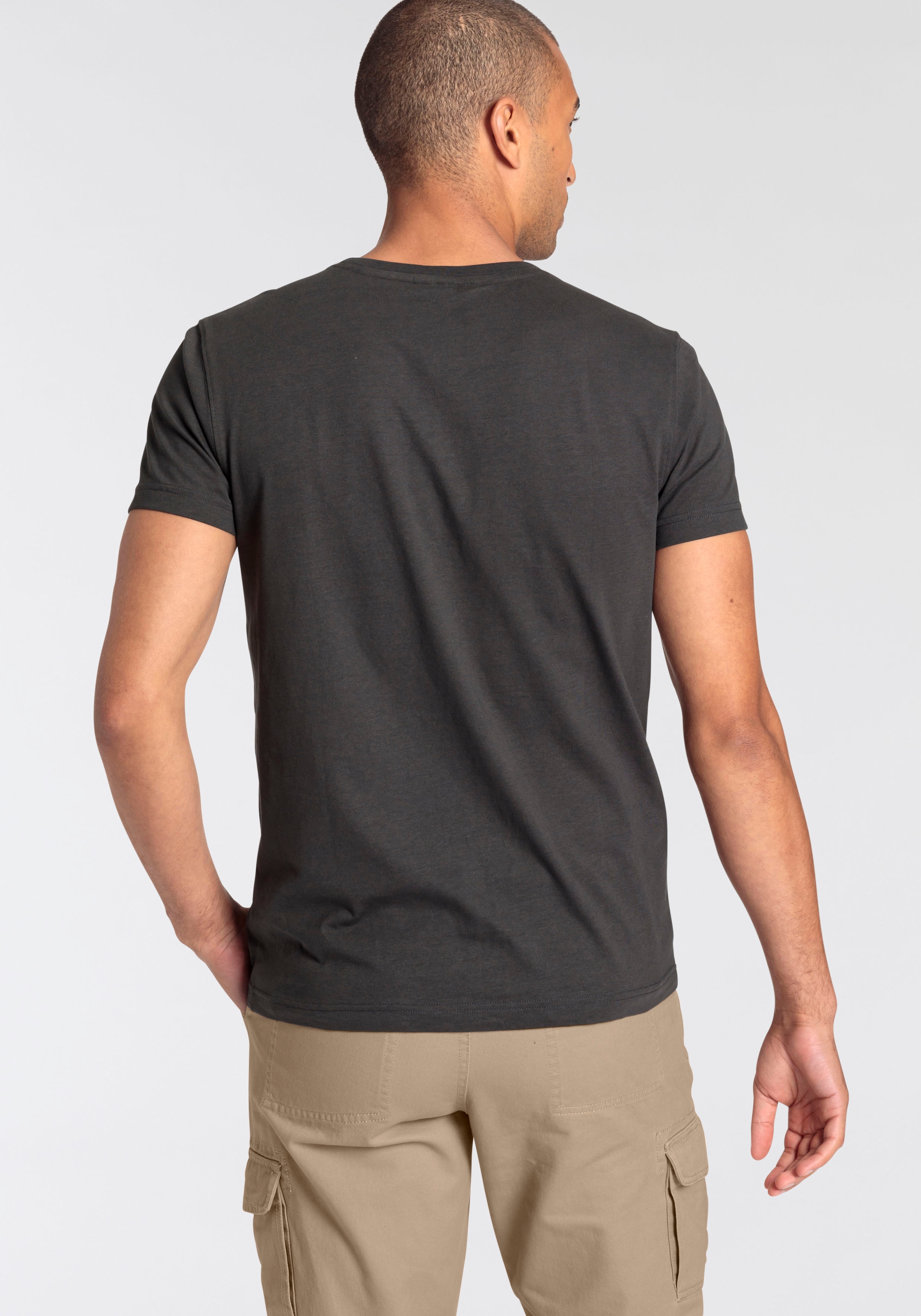 Bruno Banani Rundhalsshirt, schmal geschnitten, mit lässigem Print, Rundhals, casualer Stil